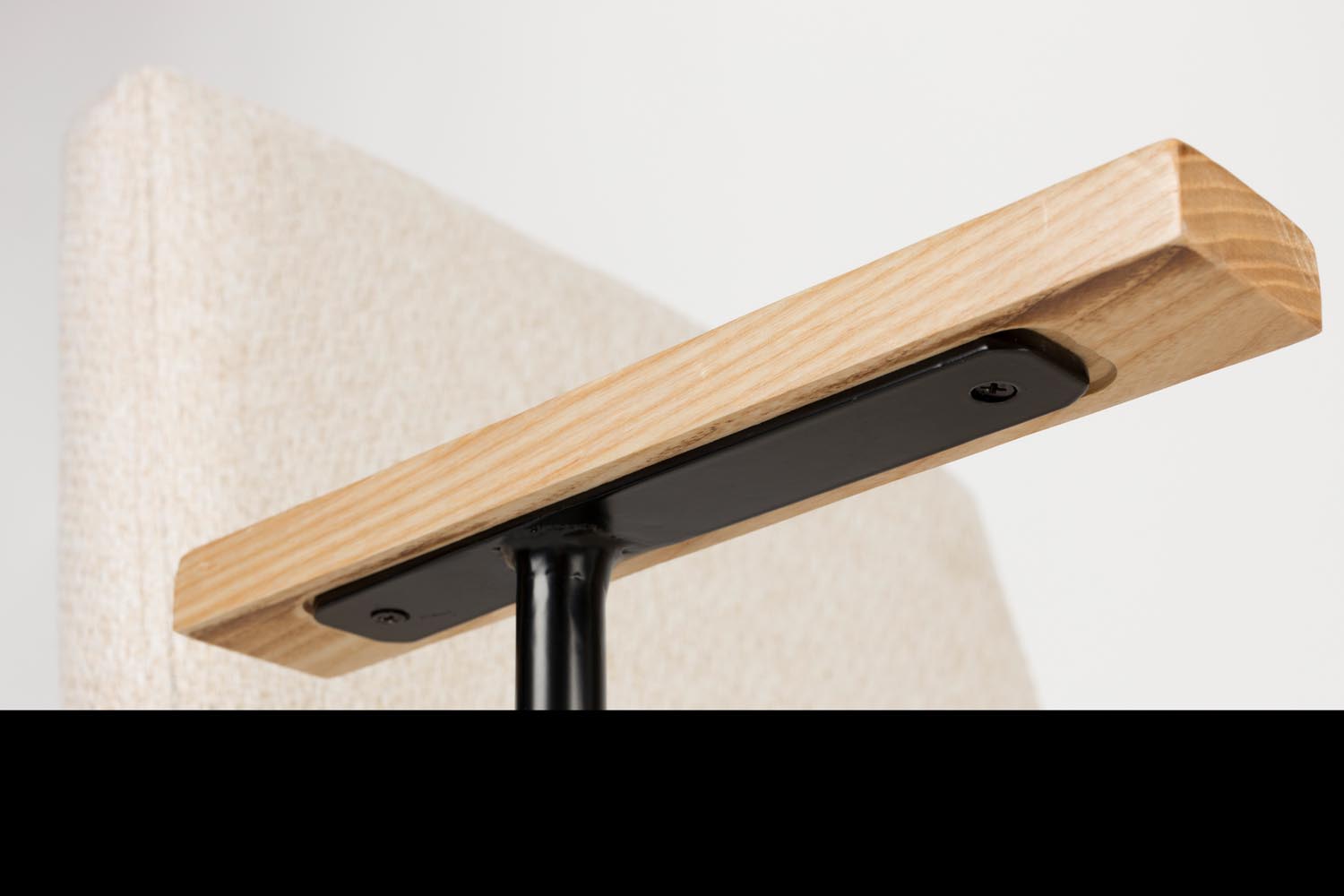 Entdecken Sie den Fellow Armlehnstuhl von Zuiver – eine harmonische Verbindung aus zeitlosem Design und hohem Sitzkomfort. Ideal für jedes Zuhause.