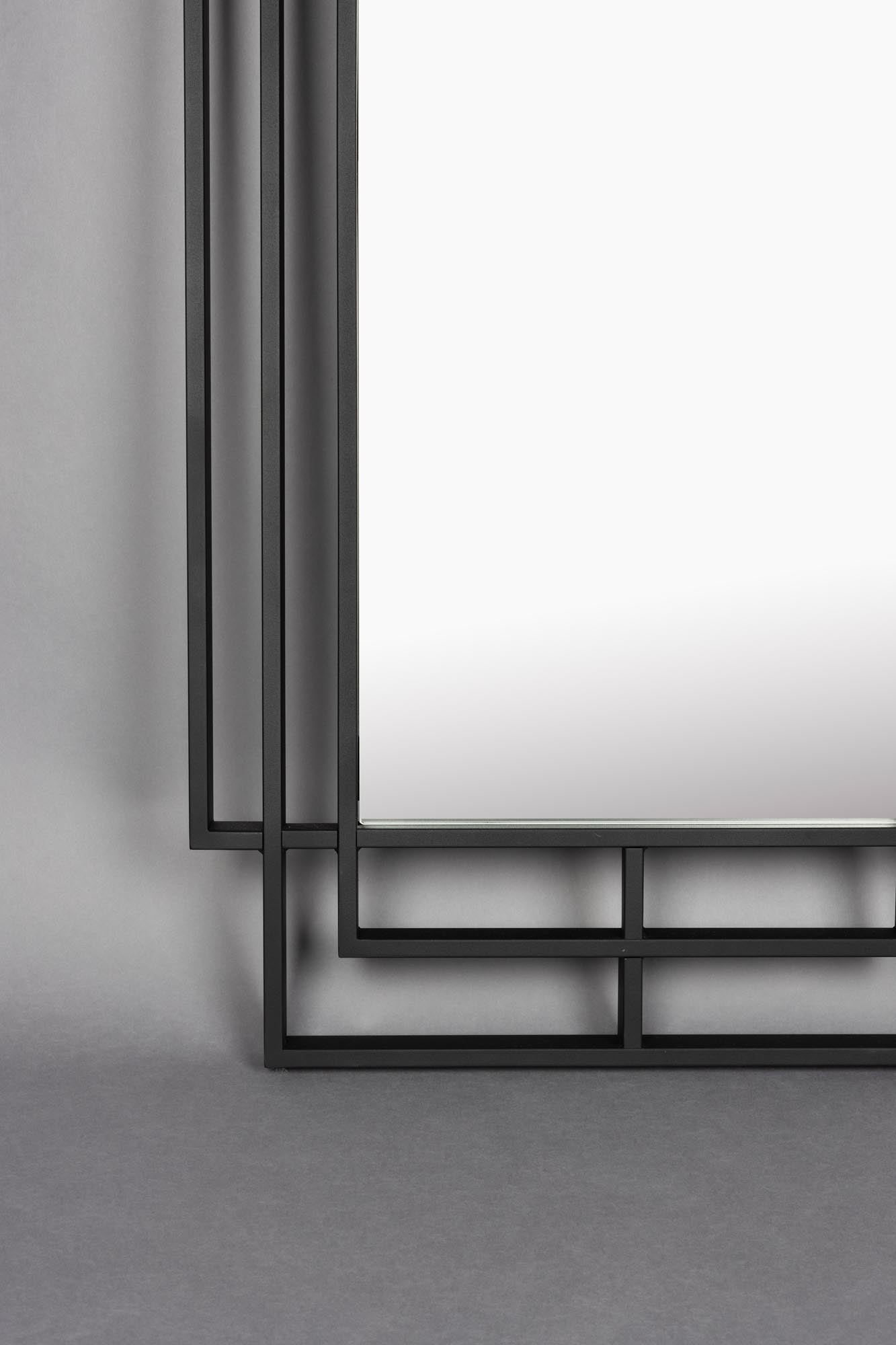 Der Ramsey Spiegel von Dutchbone vereint modernes Design mit Funktionalität und verleiht jedem Raum eine elegante Note.