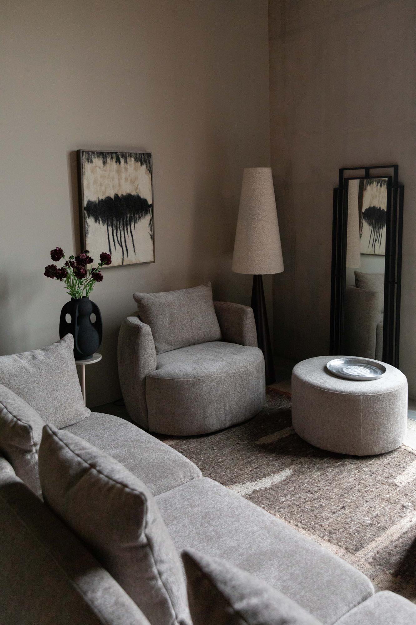 Der Dutchbone Ramsey Spiegel besticht durch sein stilvolles Design und bringt moderne Eleganz in jeden Wohnraum.