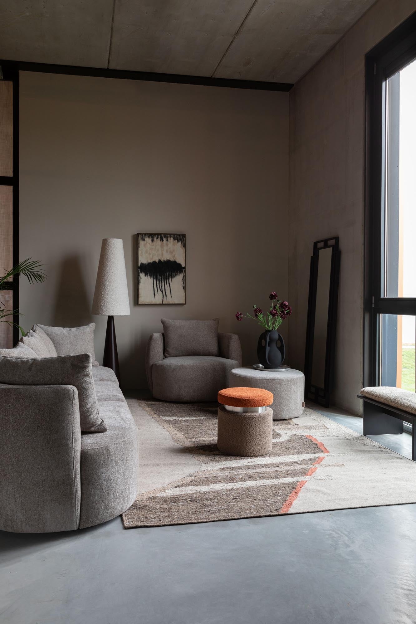 Der Ramsey Spiegel von Dutchbone vereint modernes Design mit Eleganz und ist ein stilvolles Highlight für jeden Raum.