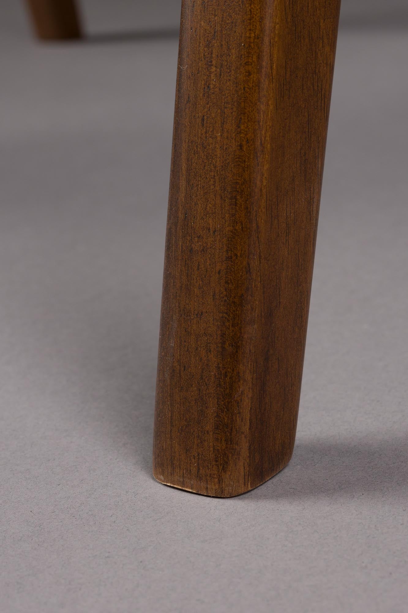 Der Adamello Stuhl von Dutchbone bietet modernes Design und Komfort, ideal für stilvolle Wohn- und Essbereiche.