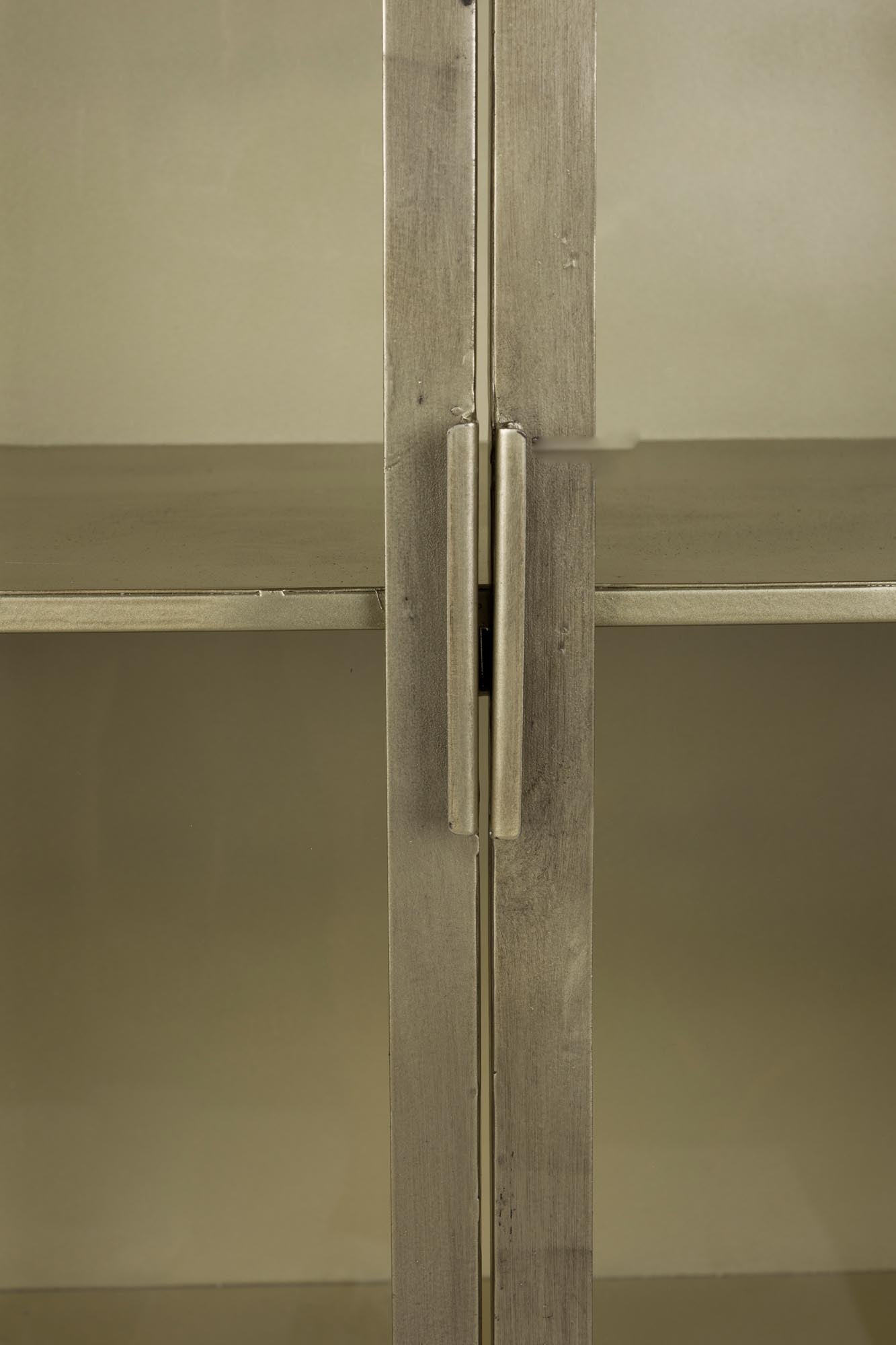 Monviso Schrank von Dutchbone: Stilvolles Holzdesign, funktional und modern, perfekt für elegante Aufbewahrung.