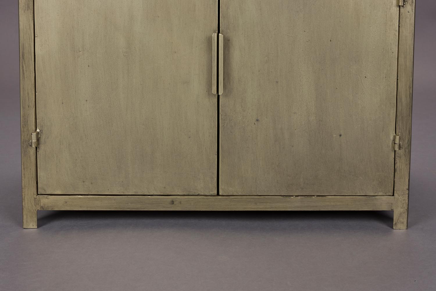 Monviso Schrank von Dutchbone: Stilvolles Holzdesign, funktional und modern, perfekt für elegante Aufbewahrung und Ordnung.