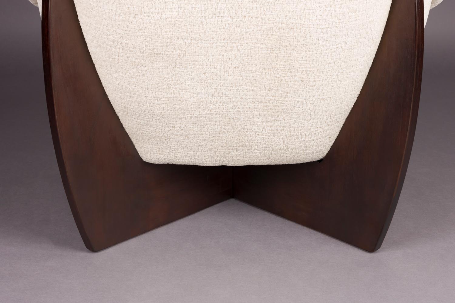 Der Emilius Loungestuhl von Dutchbone vereint elegantes Design, erstklassigen Komfort und hochwertige Materialien.