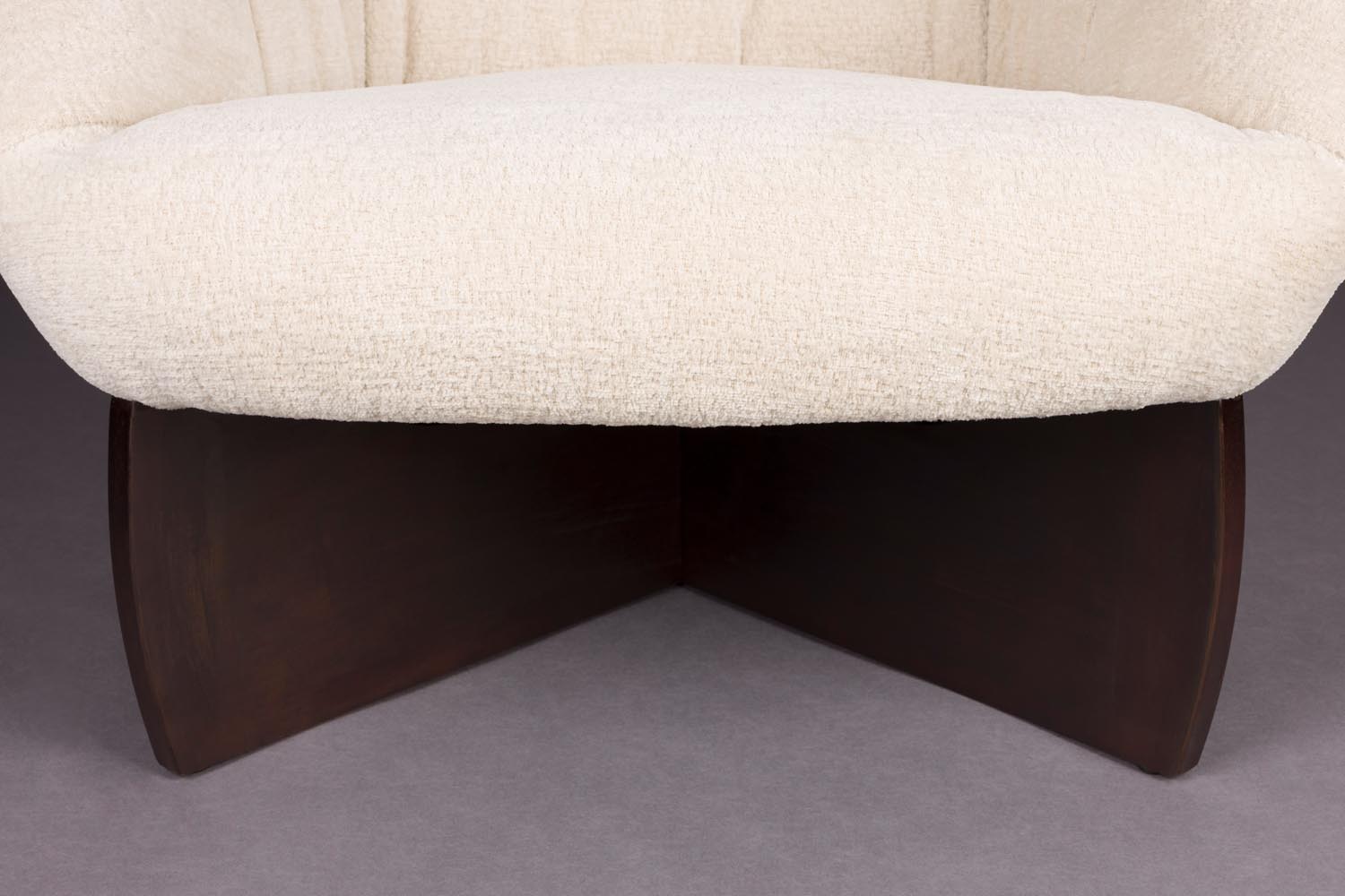 Der Emilius Loungestuhl von Dutchbone besticht durch stilvolles Design, hohen Komfort und edle Materialwahl.