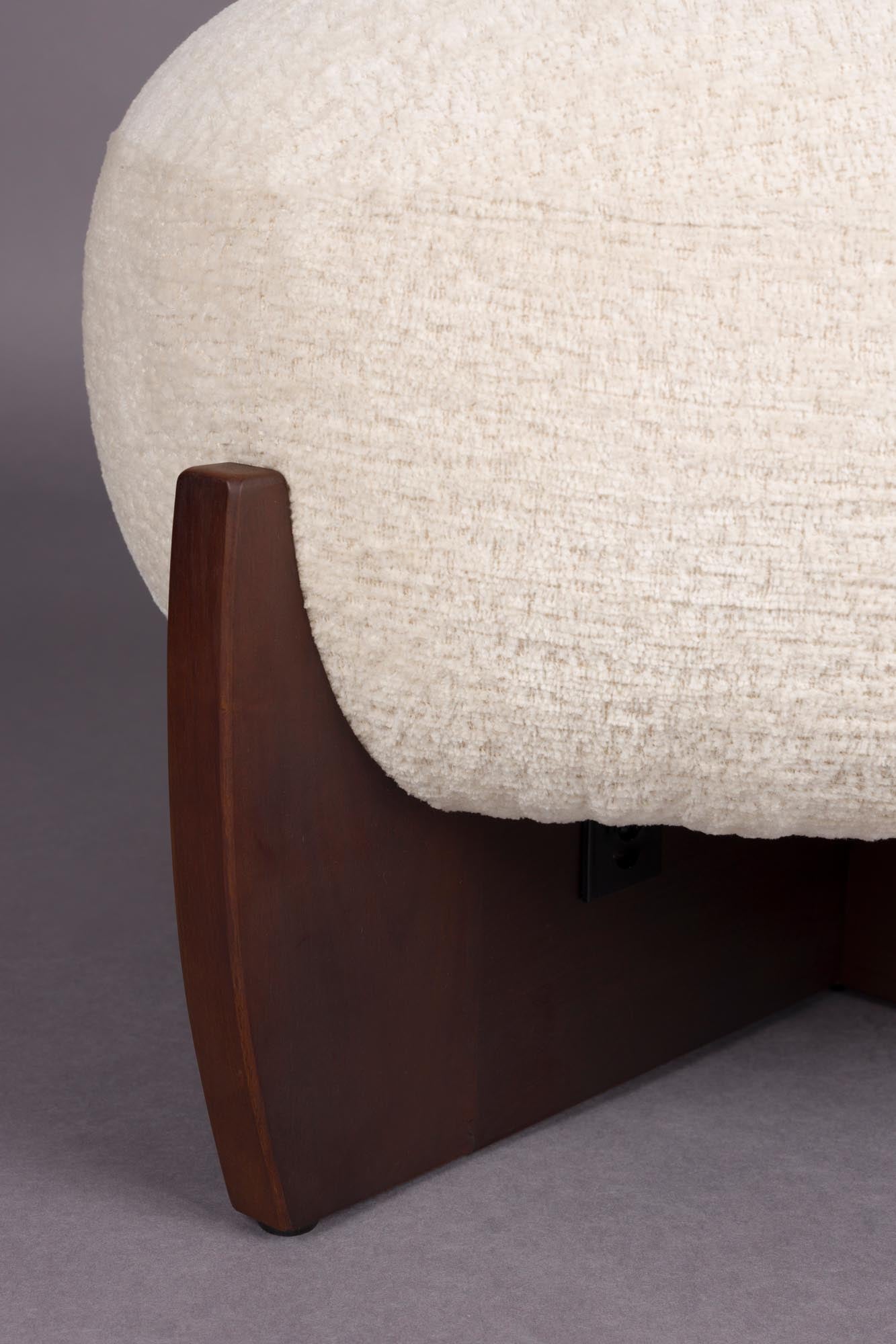 Der Emilius Pouf von Dutchbone vereint modernes Design und Komfort, ideal als Sitzgelegenheit oder stilvolle Ergänzung.