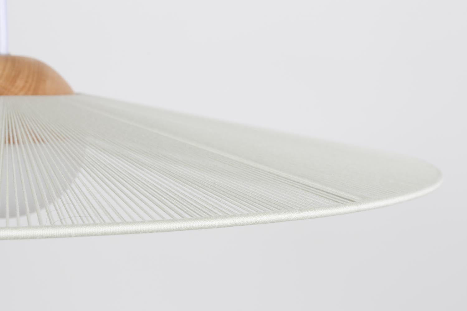 Die Pendelleuchte Belle S von Zuiver besticht durch ihr elegantes Design und hochwertige Materialien, ideal für moderne Räume.