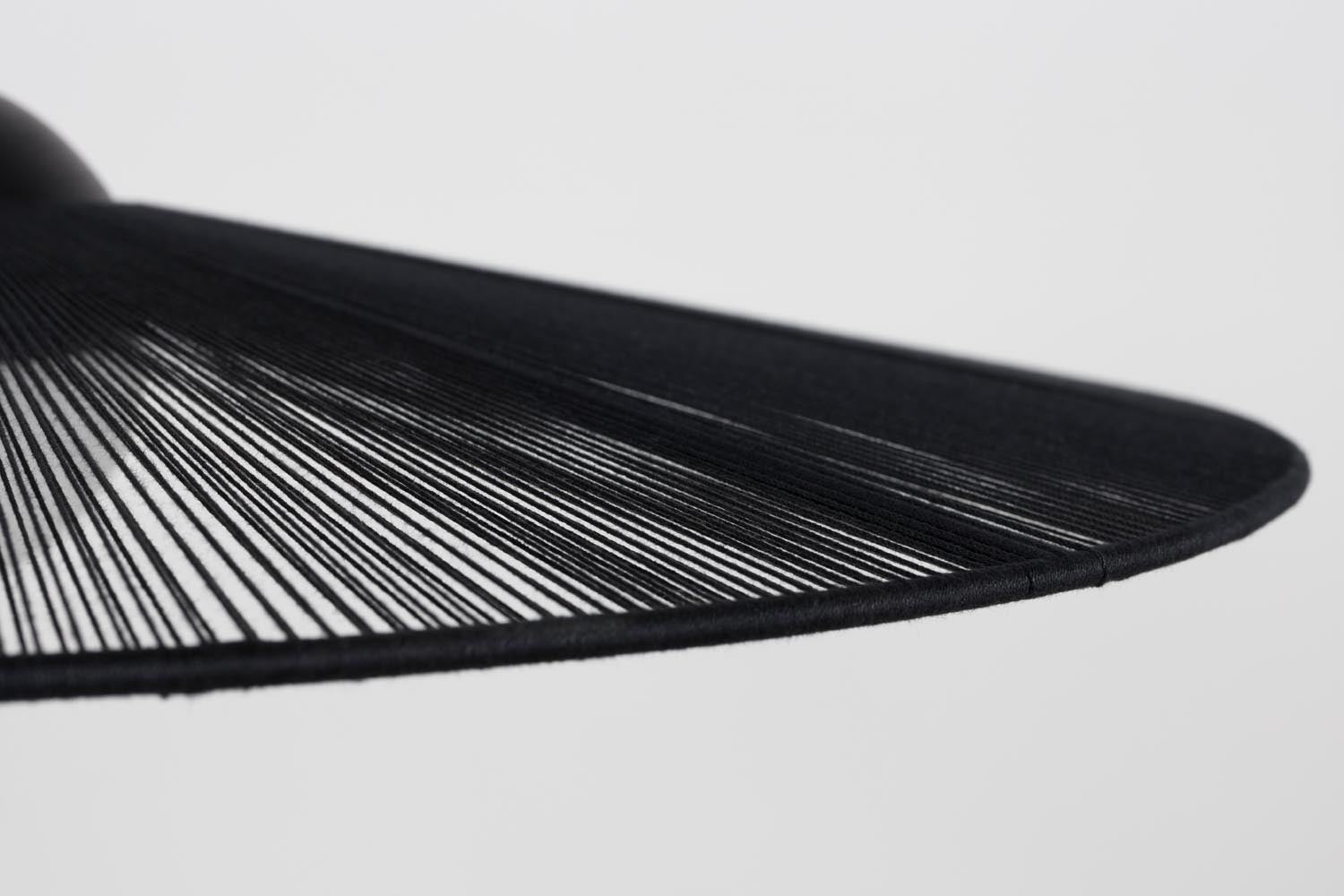 Die Zuiver Pendelleuchte Belle S vereint modernes Design mit edlen Materialien, perfekt für stilvolle Wohnräume.