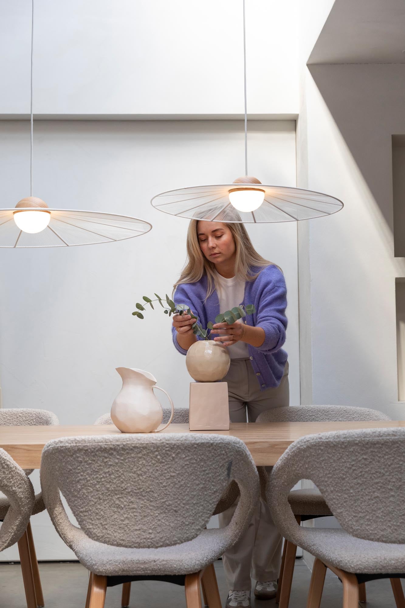 Die Zuiver Pendelleuchte Belle L vereint modernes Design mit Qualität, ideal für elegante und zeitgemässe Wohnräume.