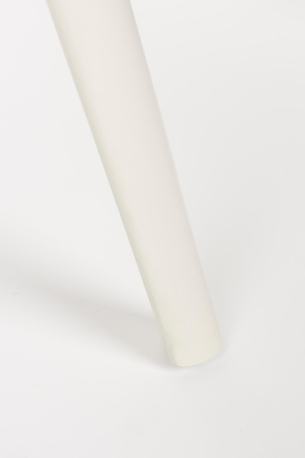 Der Horizon Gartenstuhl von Zuiver besticht durch sein zeitloses Design und wetterbeständiges Material. Perfekt für jeden Außenbereich!