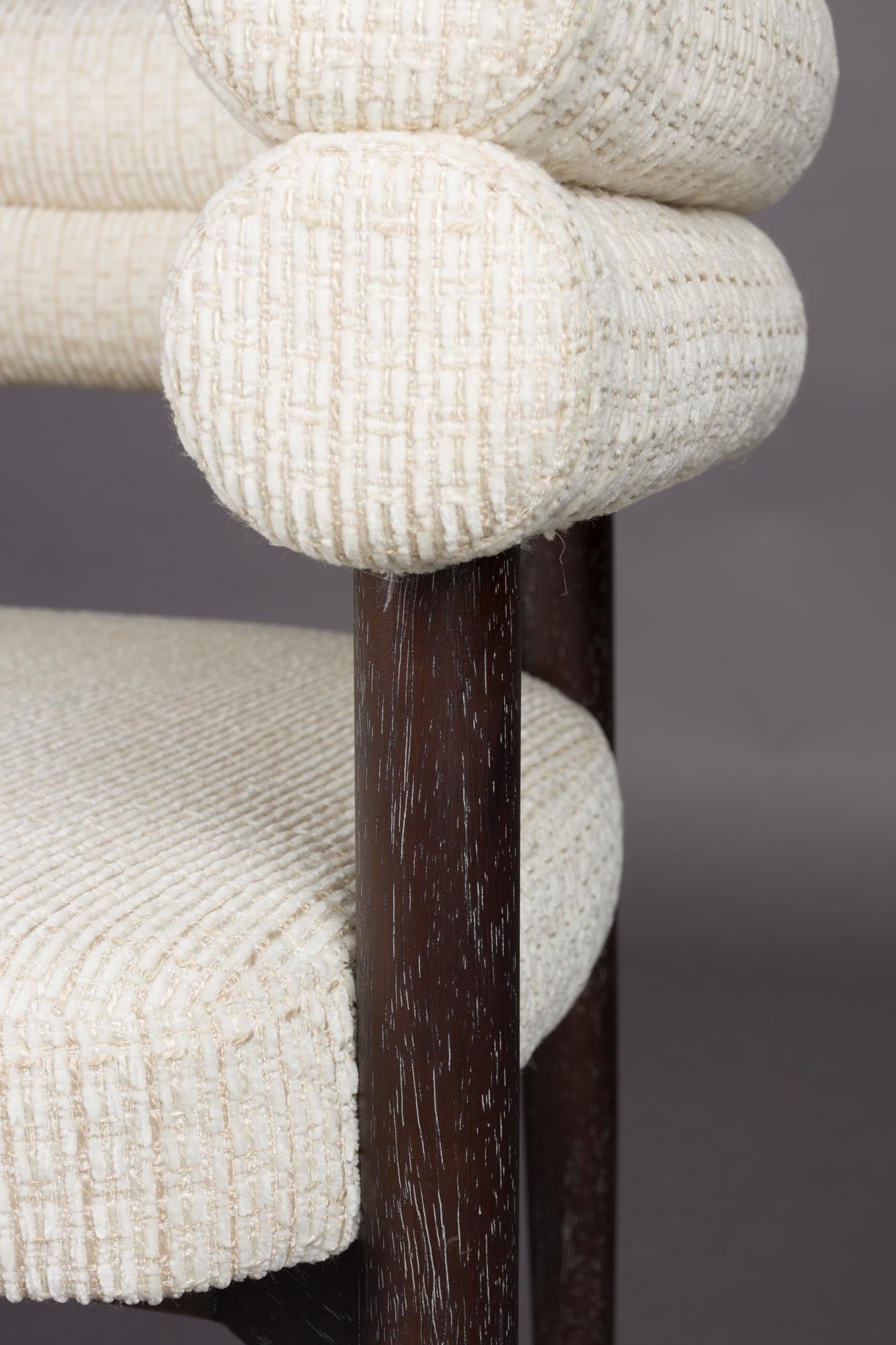 Der Sela Esszimmerstuhl von Dutchbone: elegantes Design, bequeme Polsterung, ideal für stilvolle Wohn- und Esszimmer.