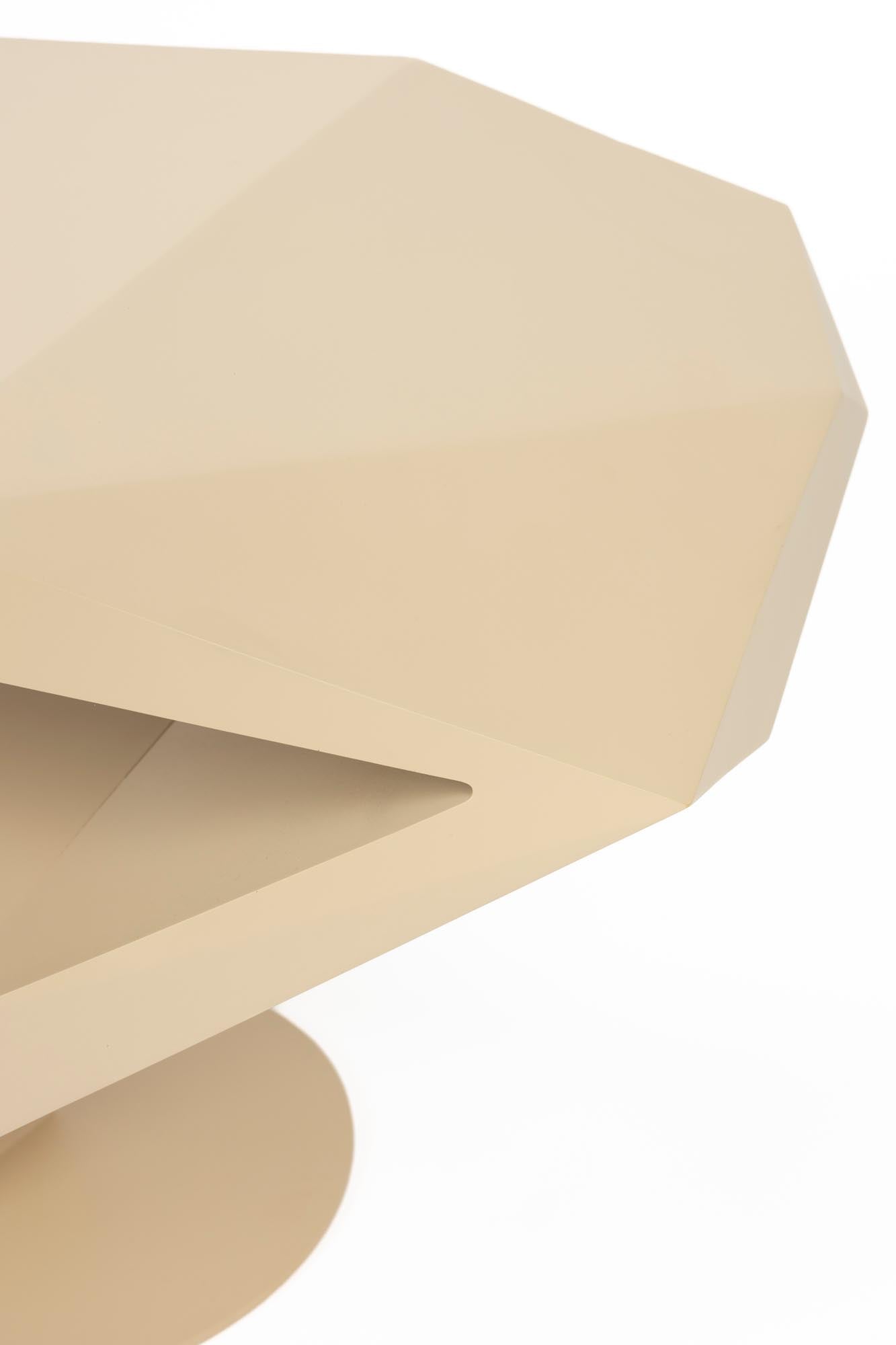 Der Beistelltisch North von Zuiver kombiniert modernes Design mit Funktionalität und setzt stilvolle Akzente in jedem Raum.