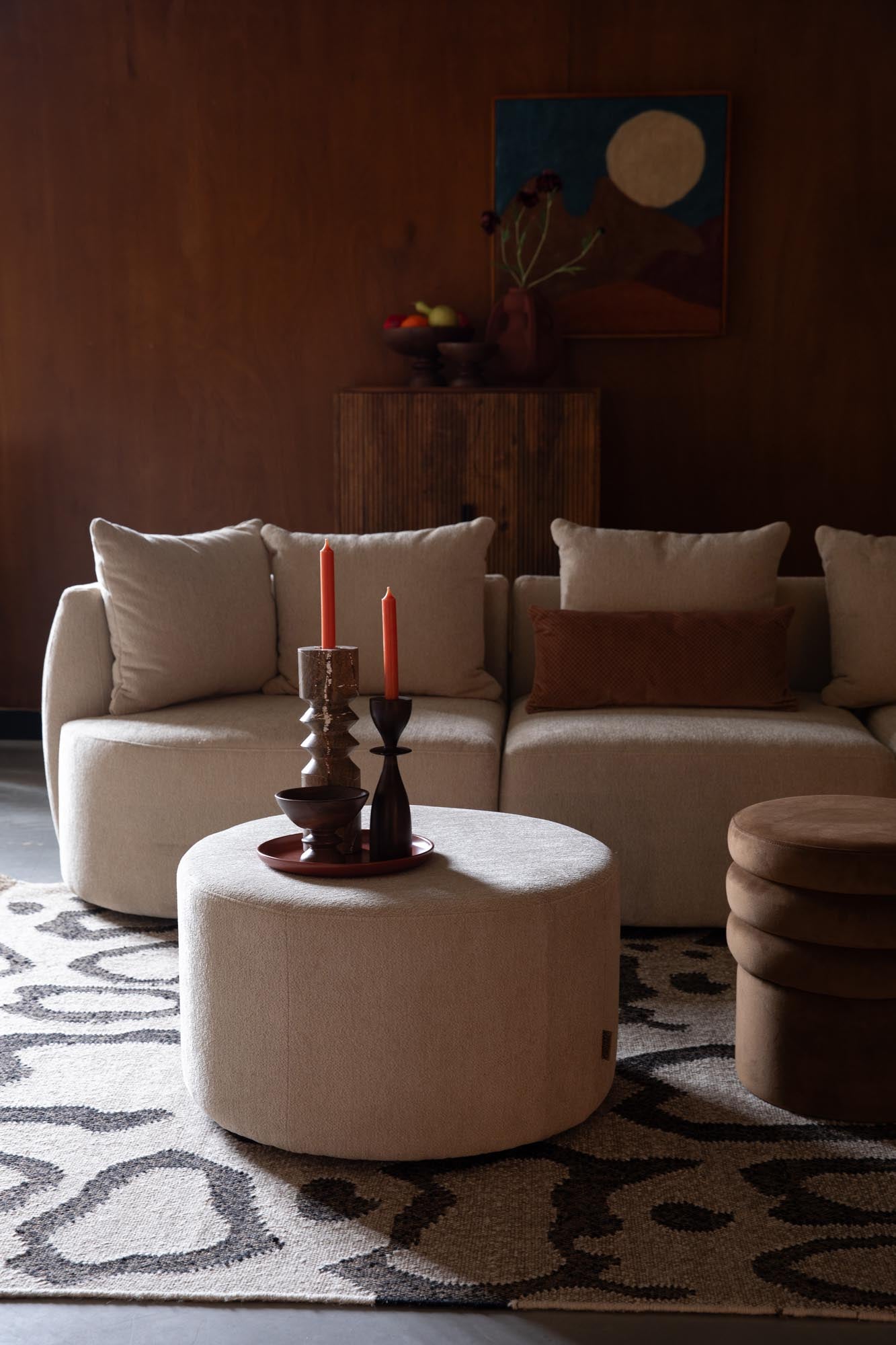 Das Dutchbone Rocca Sofa 4.5-Sitzer bietet modernen Stil und Komfort, ideal für elegante und gemütliche Wohnbereiche.