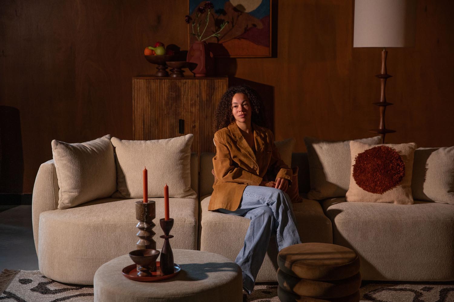 Das Rocca Sofa 4.5-Sitzer von Dutchbone kombiniert zeitloses Design mit Komfort, perfekt für stilvolle und gemütliche Wohnräume.