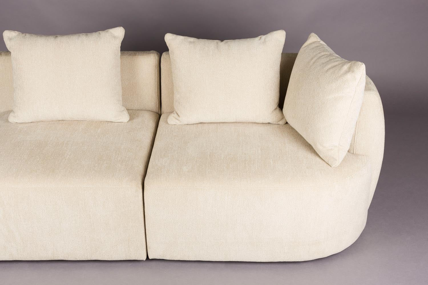 Das Rocca Sofa 4.5-Sitzer von Dutchbone vereint modernes Design, geräumigen Komfort und hochwertige Verarbeitung.