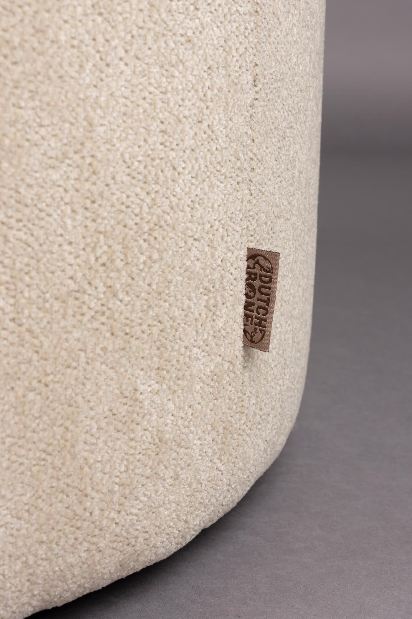 Der Rocca Pouf von Dutchbone ist ein stilvoller, vielseitiger Sitzhocker mit modernem Design und hochwertiger Verarbeitung.
