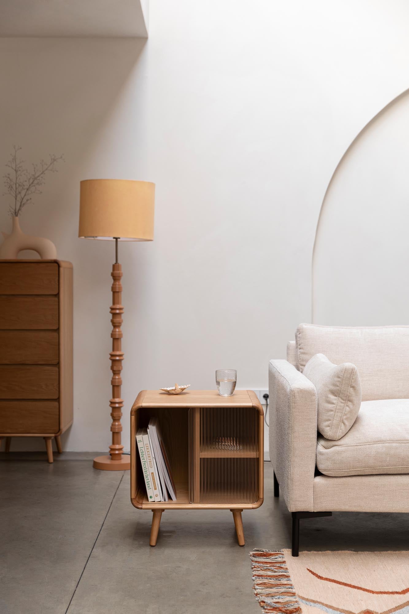 Eleganter Beistelltisch aus Holz und Metall, perfekt als Nachttisch. Modernes Design, funktional und hochwertig gefertigt.