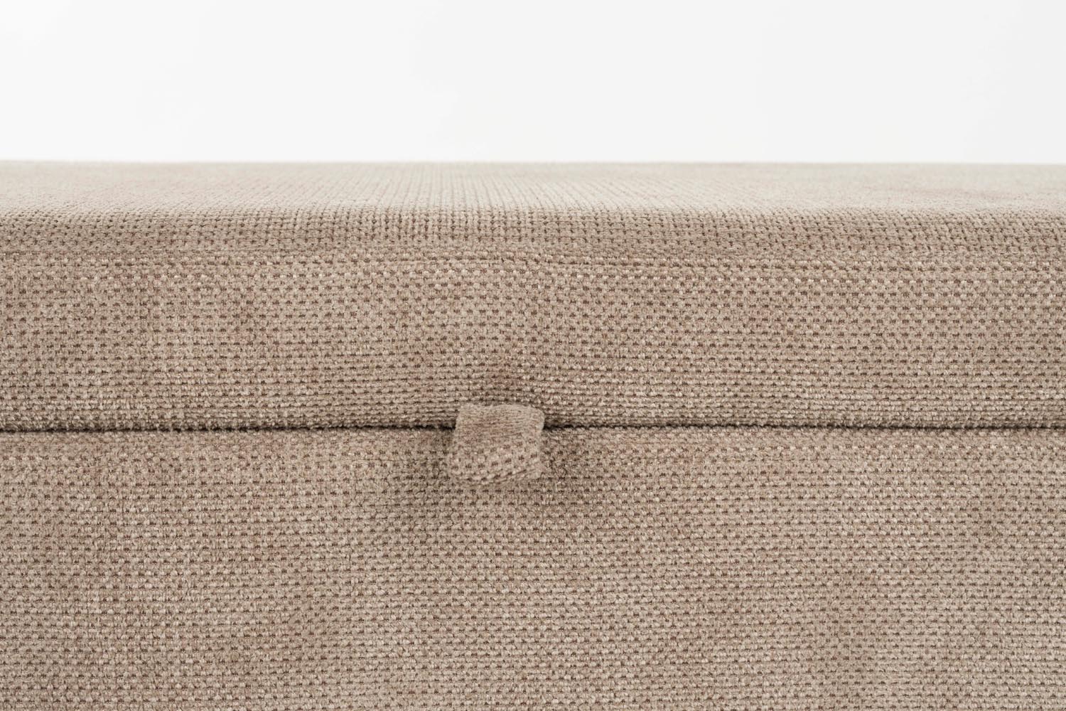 Die Bank Orly von White Label Living bietet modernes Design und hochwertige Verarbeitung für stilvolle Wohnräume.