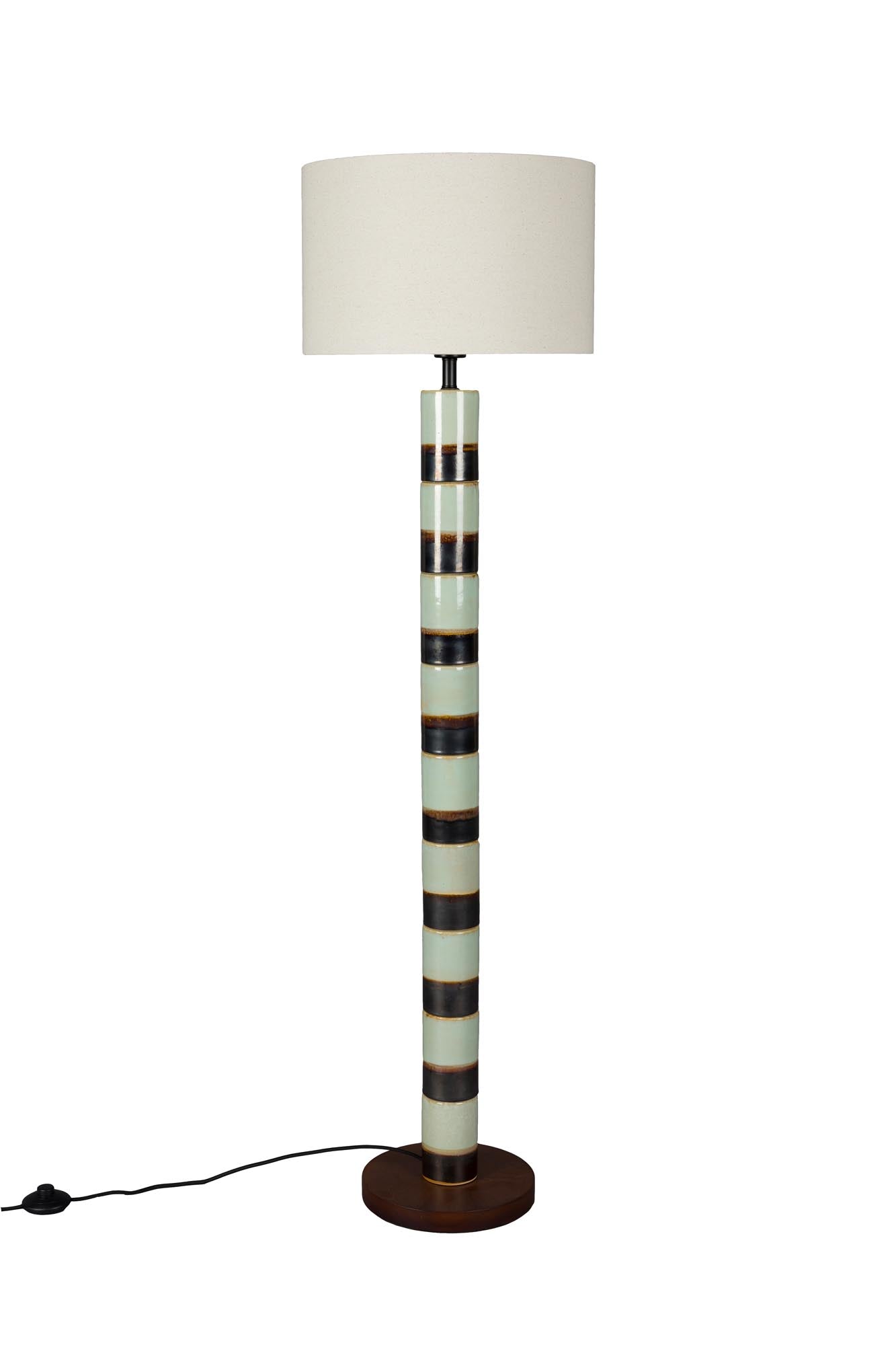 Die Stehlampe Vertigo von Dutchbone: Ein kunstvolles Design aus Eisen und Walnussholz, inspiriert von Retro-Kaffeetassen.