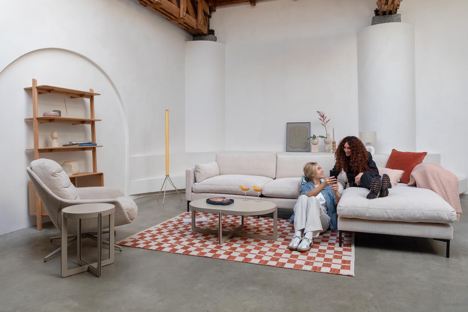 Das Summer Sofa 4,5-Sitzer von Zuiver bietet modernes Design und Komfort, ideal für stilvolle und gemütliche Wohnbereiche.