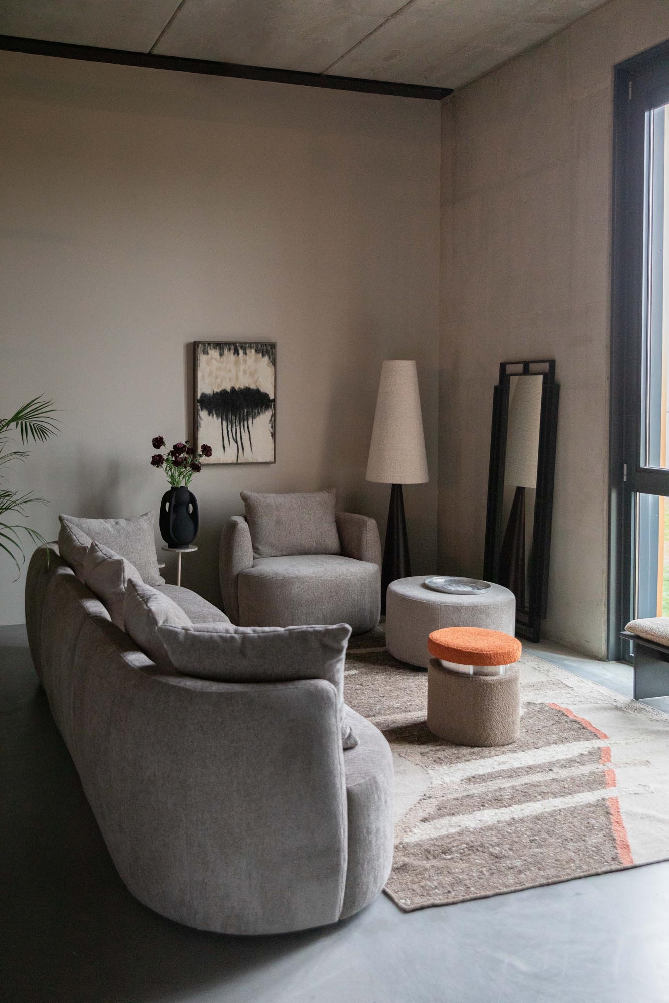 Das Dutchbone Rocca Sofa 4.5-Sitzer bietet modernen Stil und Komfort, ideal für gemütliche und elegante Wohnräume.