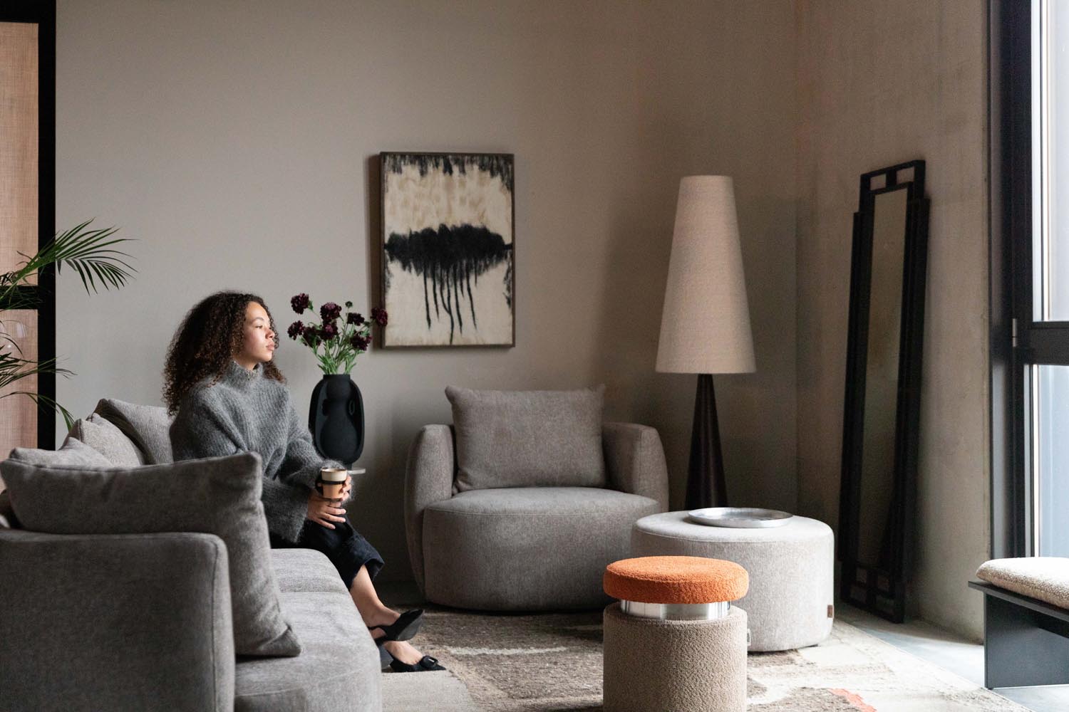 Das Dutchbone Rocca Sofa 4.5-Sitzer bietet elegantes Design und hohen Komfort, ideal für moderne und gemütliche Wohnräume.