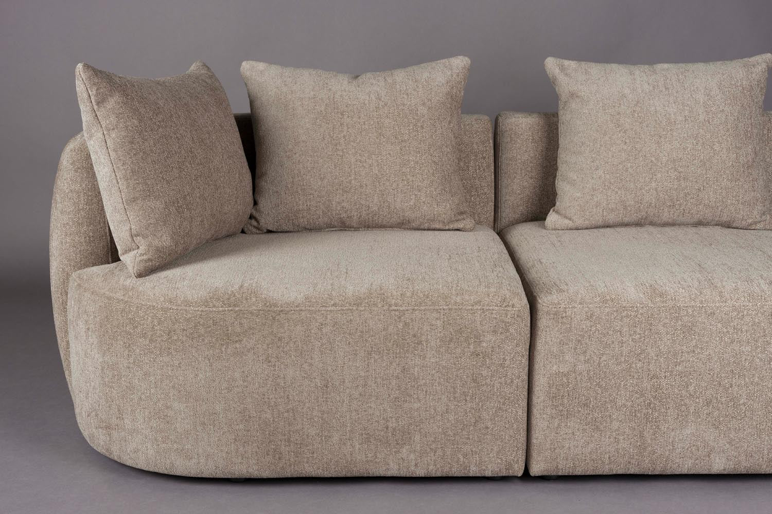 Das Rocca Sofa 4.5-Sitzer von Dutchbone kombiniert stilvolles Design mit Komfort, perfekt für zeitgemässe und einladende Wohnbereiche.
