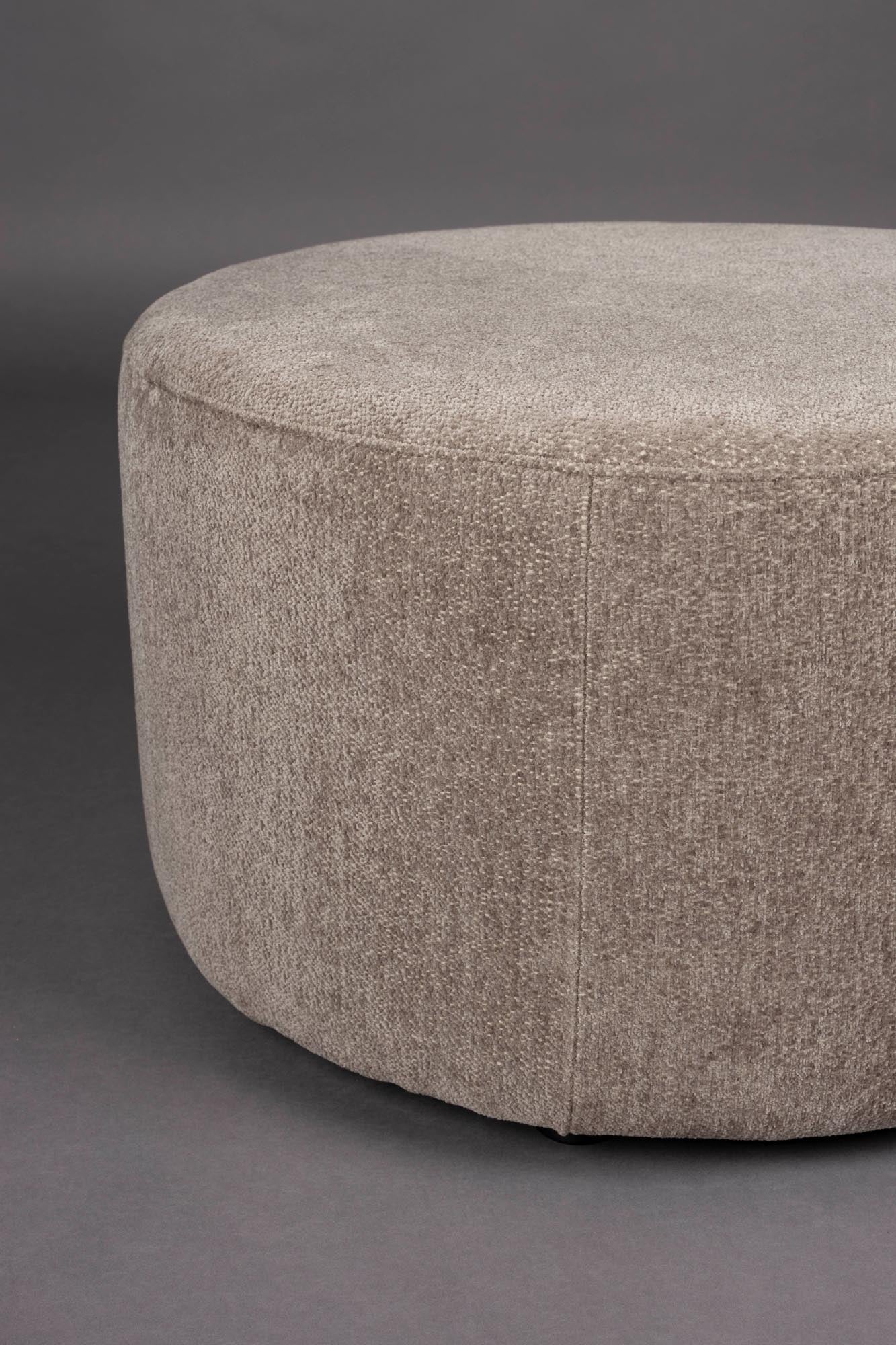 Der Rocca Pouf von Dutchbone vereint stilvolles Design, erstklassige Qualität und flexible Nutzungsmöglichkeiten.