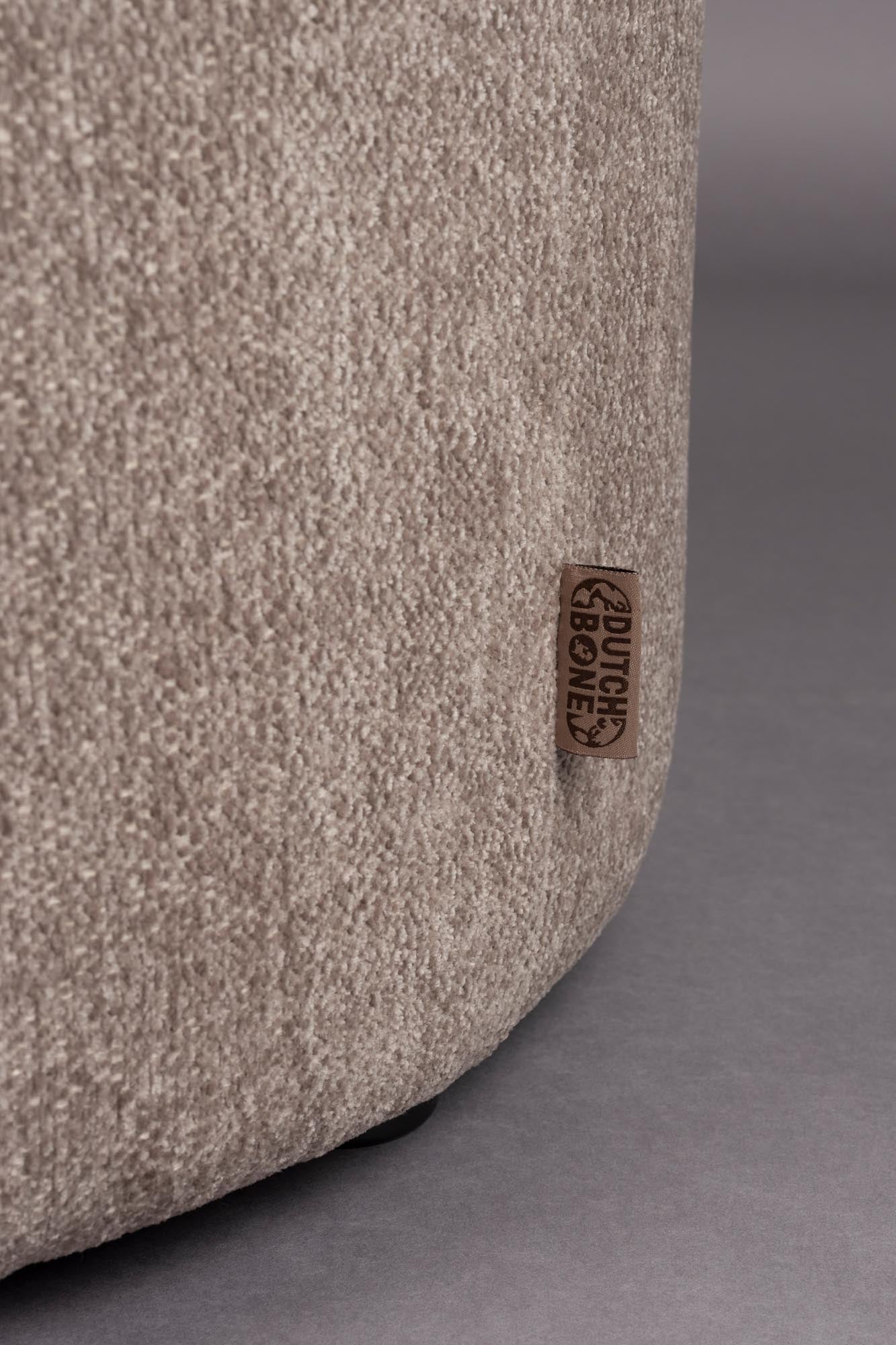 Der Rocca Pouf von Dutchbone besticht durch modernes Design, hochwertige Verarbeitung und vielseitige Einsatzmöglichkeiten.