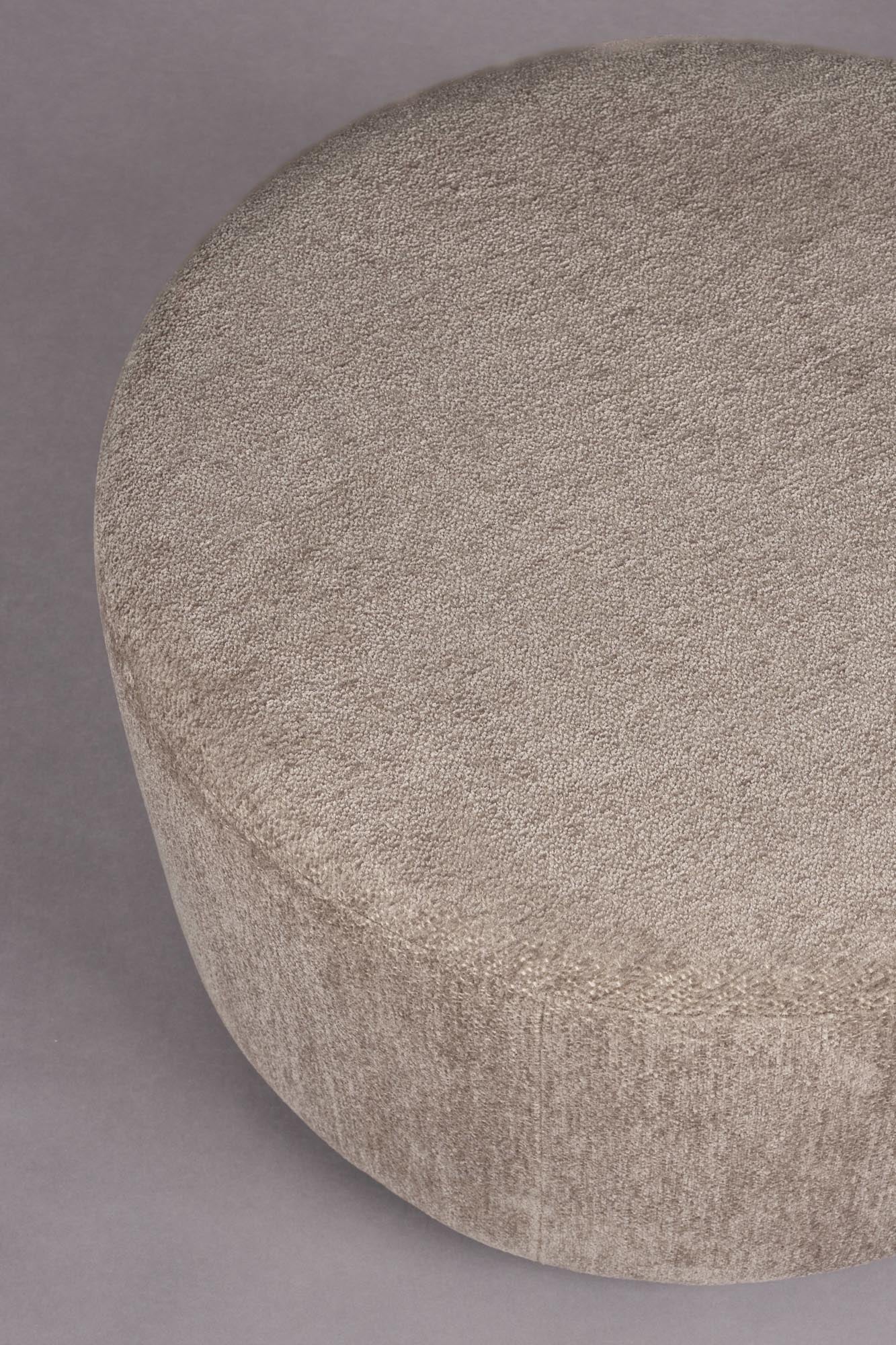Der Rocca Pouf von Dutchbone vereint stilvolles Design, erstklassige Qualität und flexible Nutzungsmöglichkeiten.