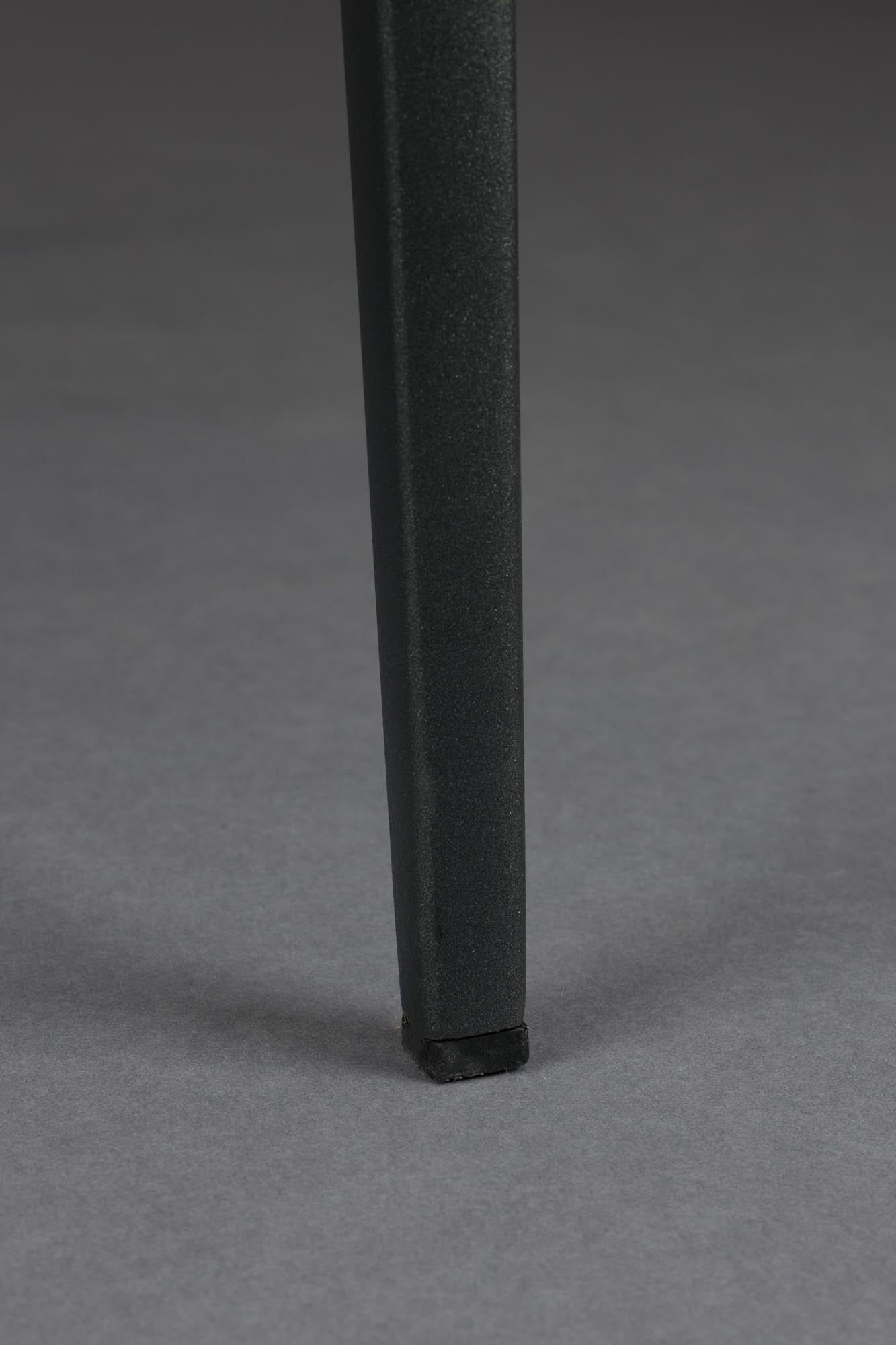 Entdecken Sie den Sessel Portland von Dutchbone: Ein stilvolles Möbelstück mit nostalgischem Flair, hochwertiger Polsterung und vielseitigen Farboptionen.