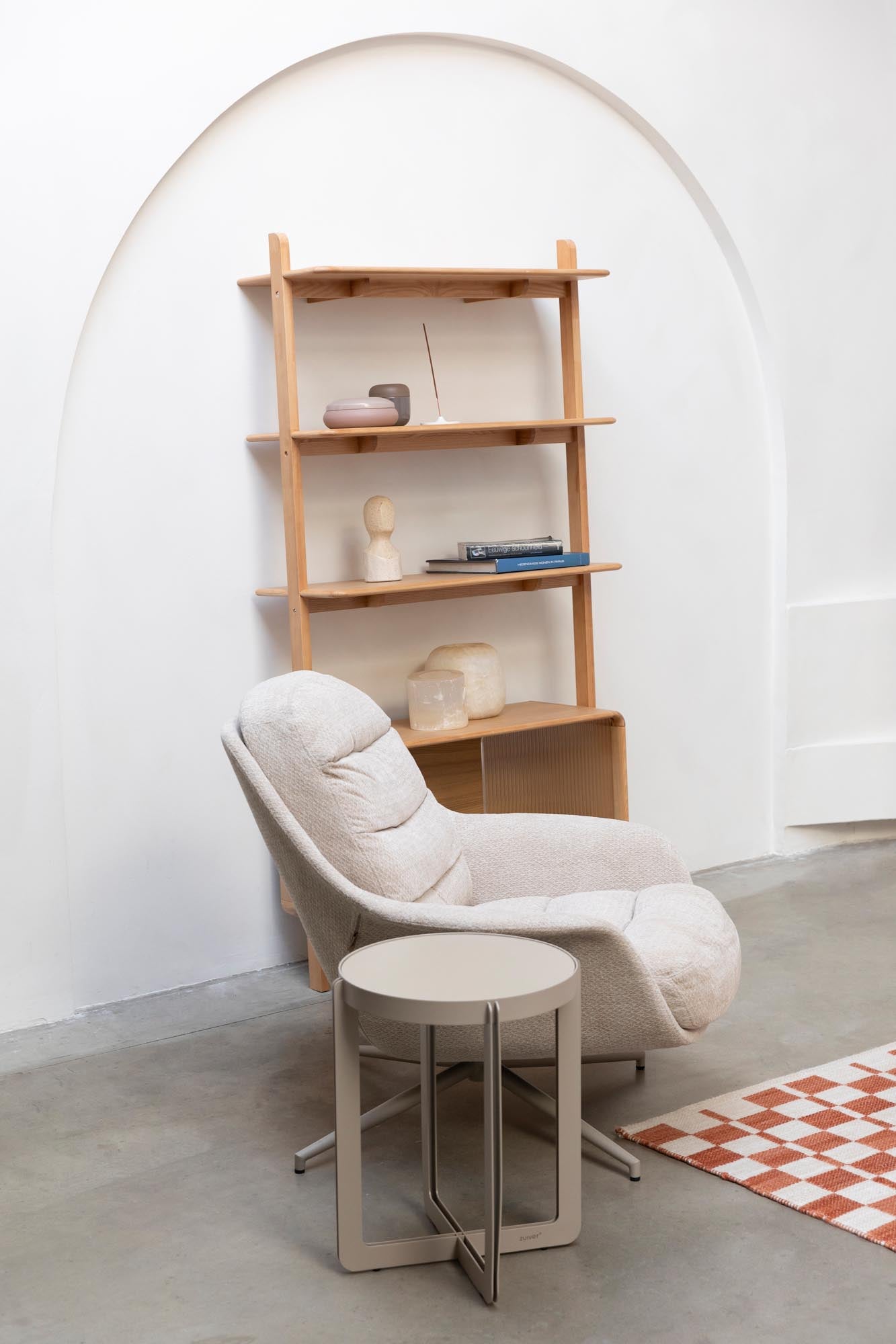 Moderner Loungesessel Philly von Zuiver: Eukalyptus-Sperrholz, drehbarer Fuss, luxuriöser Komfort, pflegeleichter Stoff, elegantes Design.