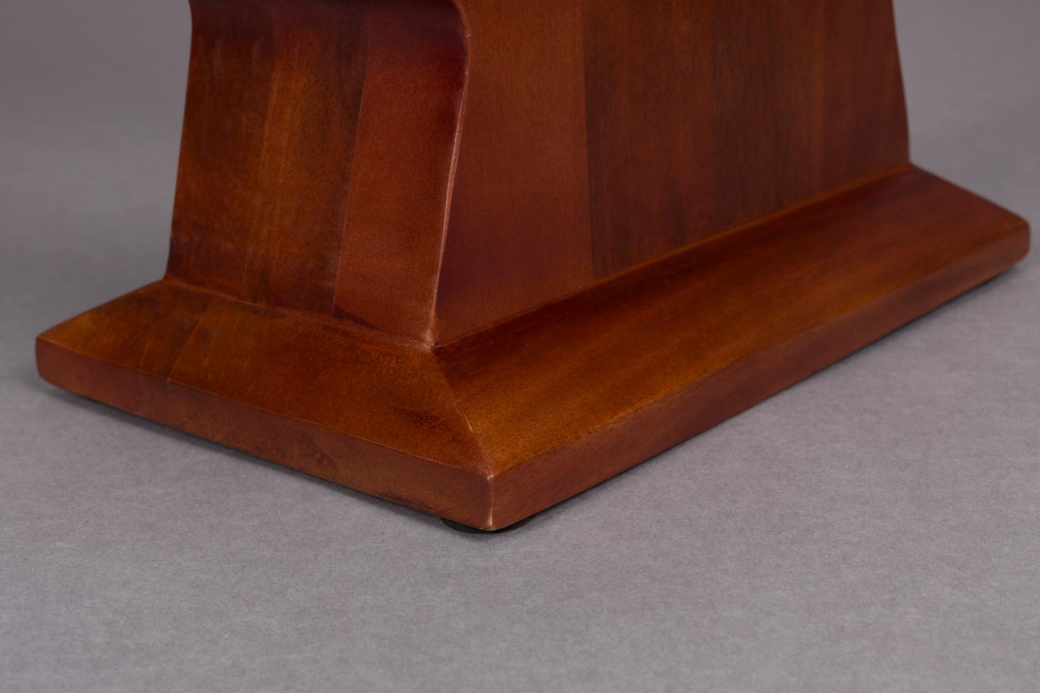 Der Beistelltisch Pilaster von Dutchbone besticht durch sein edles Design und seine vielseitige Einsetzbarkeit in jedem Raum.