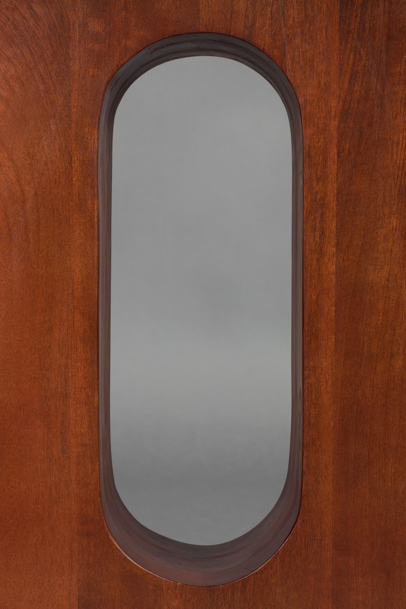 Der Beistelltisch Pilaster von Dutchbone besticht durch elegantes Design und praktische Vielseitigkeit für moderne Wohnräume.