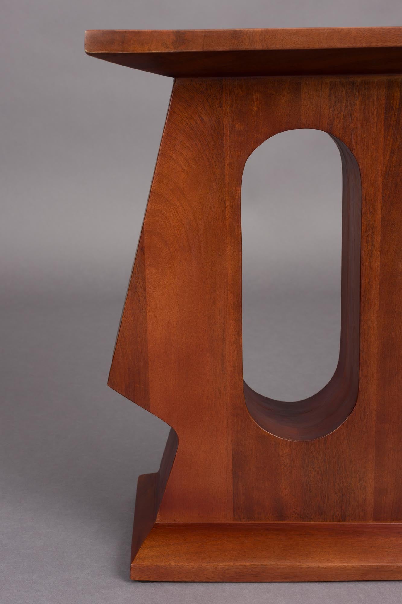 Der Dutchbone Beistelltisch Pilaster kombiniert stilvolle Eleganz mit Funktionalität und ist ideal für zeitgemässe Wohnräume.