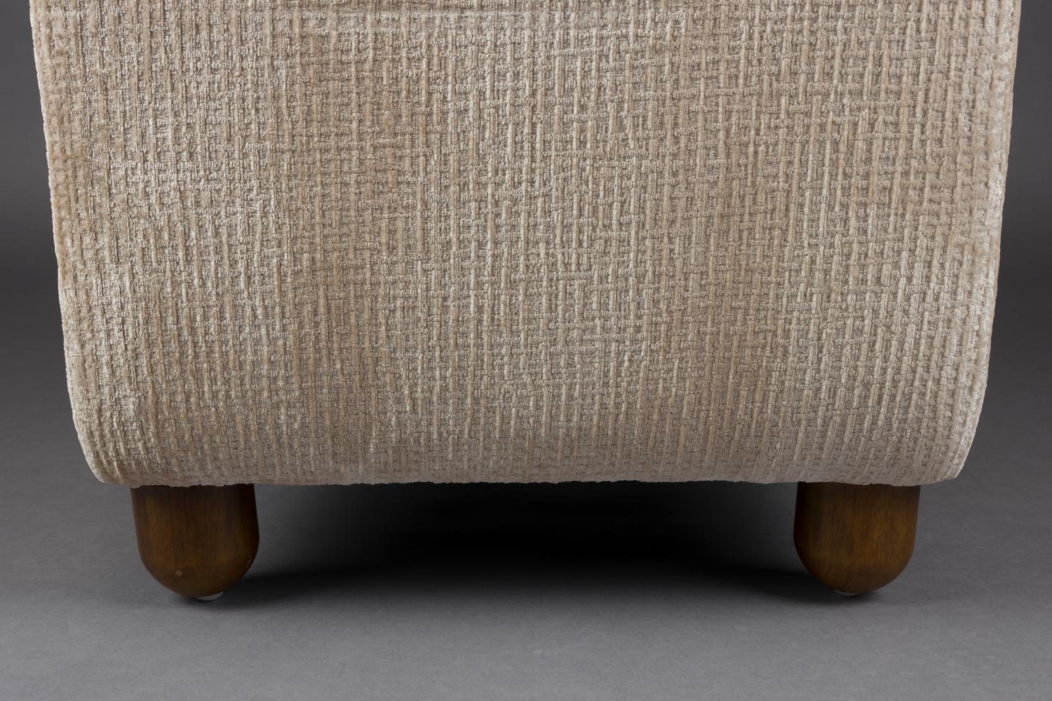 Der Dutchbone Loungesessel Robinson vereint modernes Design mit Komfort, ideal für stilvolle Wohnräume.