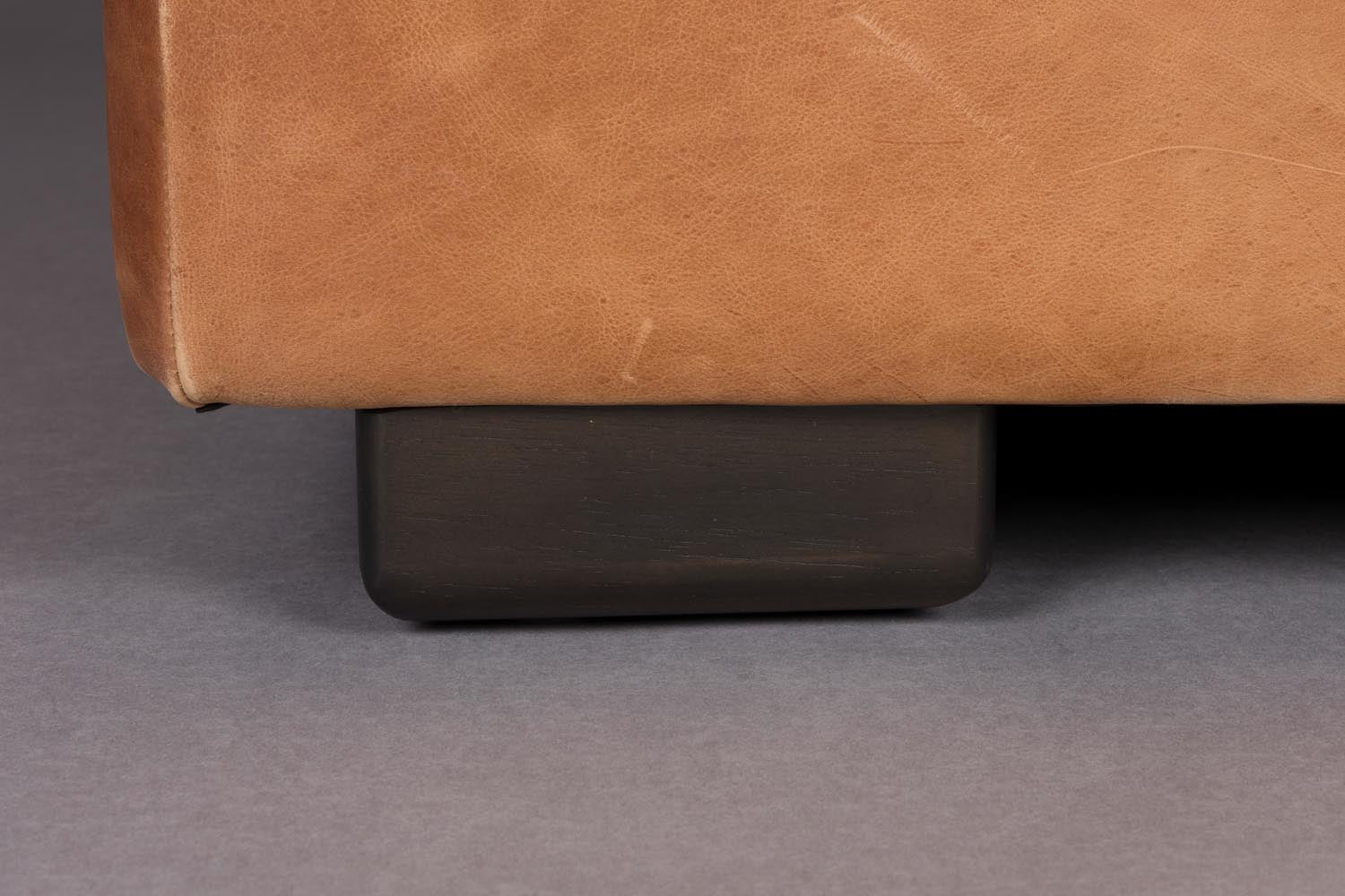 Das Sofa Douglas von Dutchbone bietet zeitlose Eleganz und Komfort, perfekt für moderne und gemütliche Wohnräume.