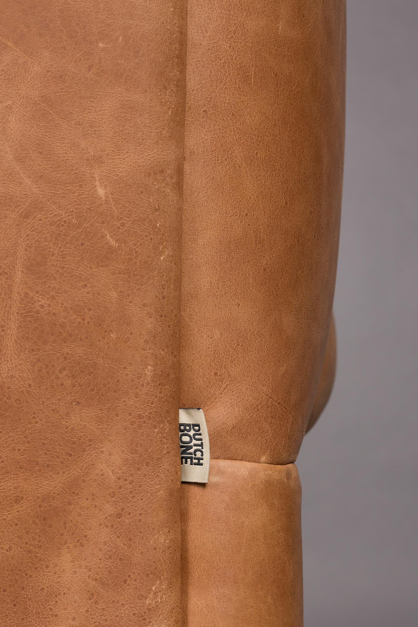 Das Sofa Douglas von Dutchbone vereint stilvolles Design und Komfort, ideal für moderne und einladende Wohnräume.