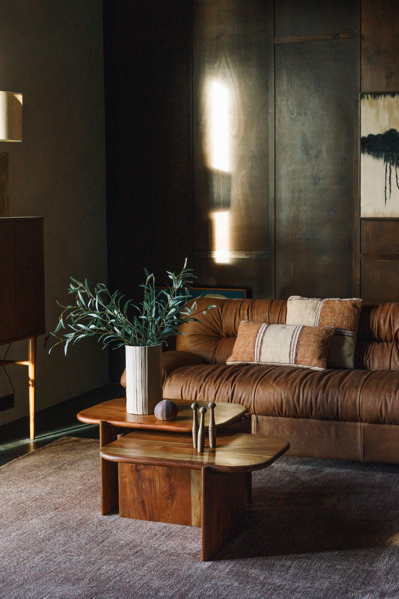 Das Sofa Douglas von Dutchbone vereint stilvolles Design und Komfort, ideal für moderne und einladende Wohnräume.