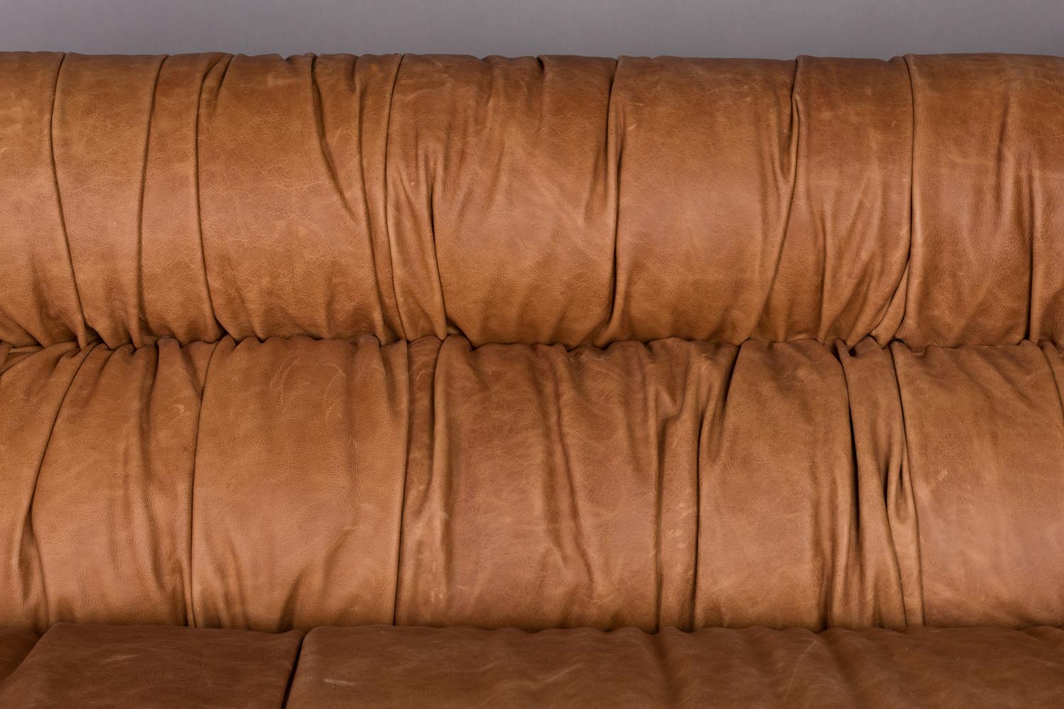 Das Sofa Douglas von Dutchbone bietet zeitlose Eleganz und Komfort, perfekt für moderne und gemütliche Wohnräume.