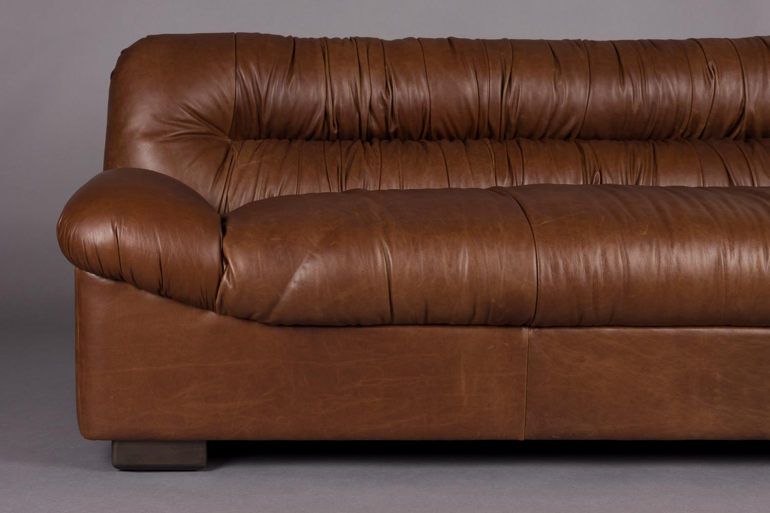 Das Sofa Douglas von Dutchbone kombiniert modernes Design mit Komfort, ideal für stilvolle und gemütliche Wohnräume.