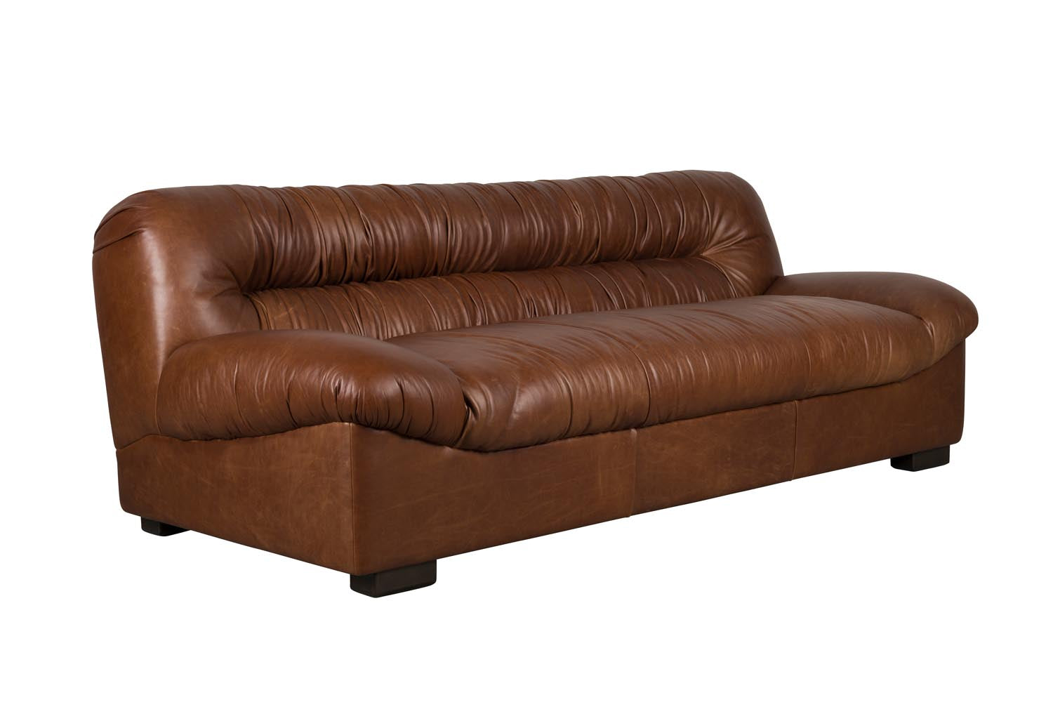 Das Sofa Douglas von Dutchbone bietet zeitlose Eleganz und Komfort, perfekt für moderne und gemütliche Wohnräume.
