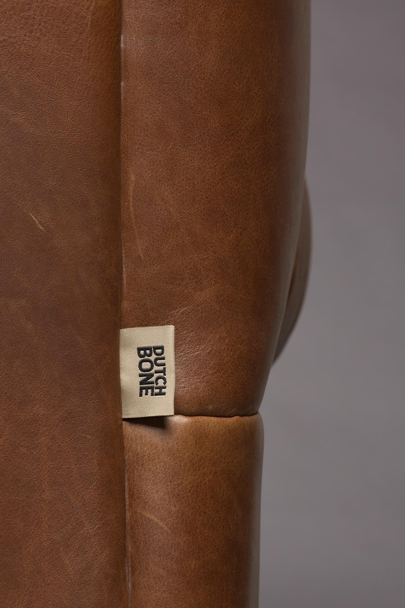 Das Sofa Douglas von Dutchbone kombiniert modernes Design mit Komfort, ideal für stilvolle und gemütliche Wohnräume.