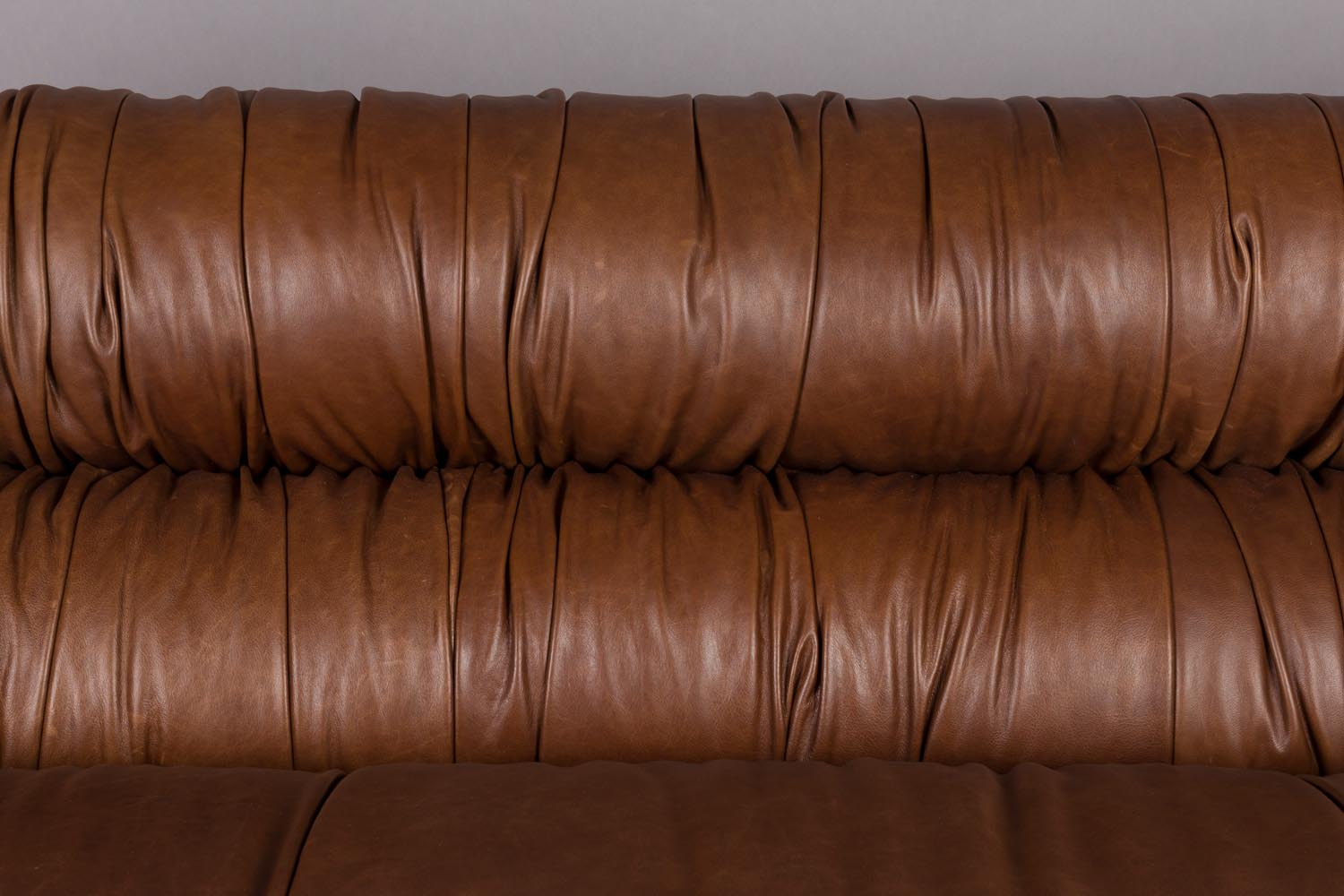 Das Sofa Douglas von Dutchbone bietet zeitlose Eleganz und Komfort, perfekt für moderne und gemütliche Wohnräume.