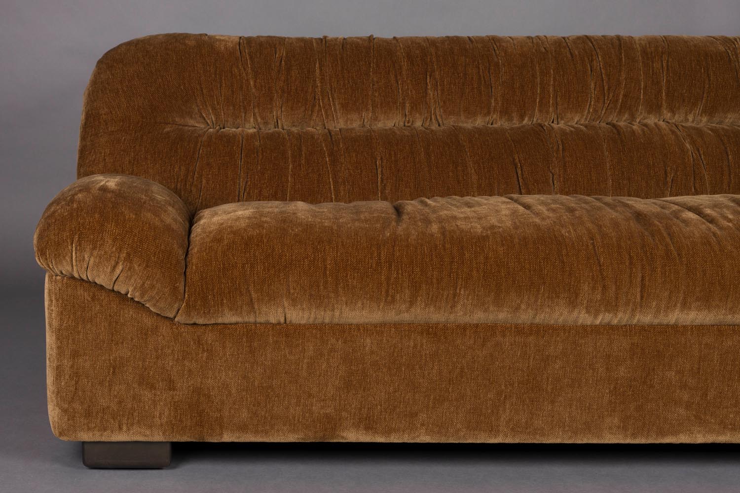 Das Sofa Douglas von Dutchbone bietet zeitlose Eleganz und Komfort, perfekt für moderne und gemütliche Wohnräume.