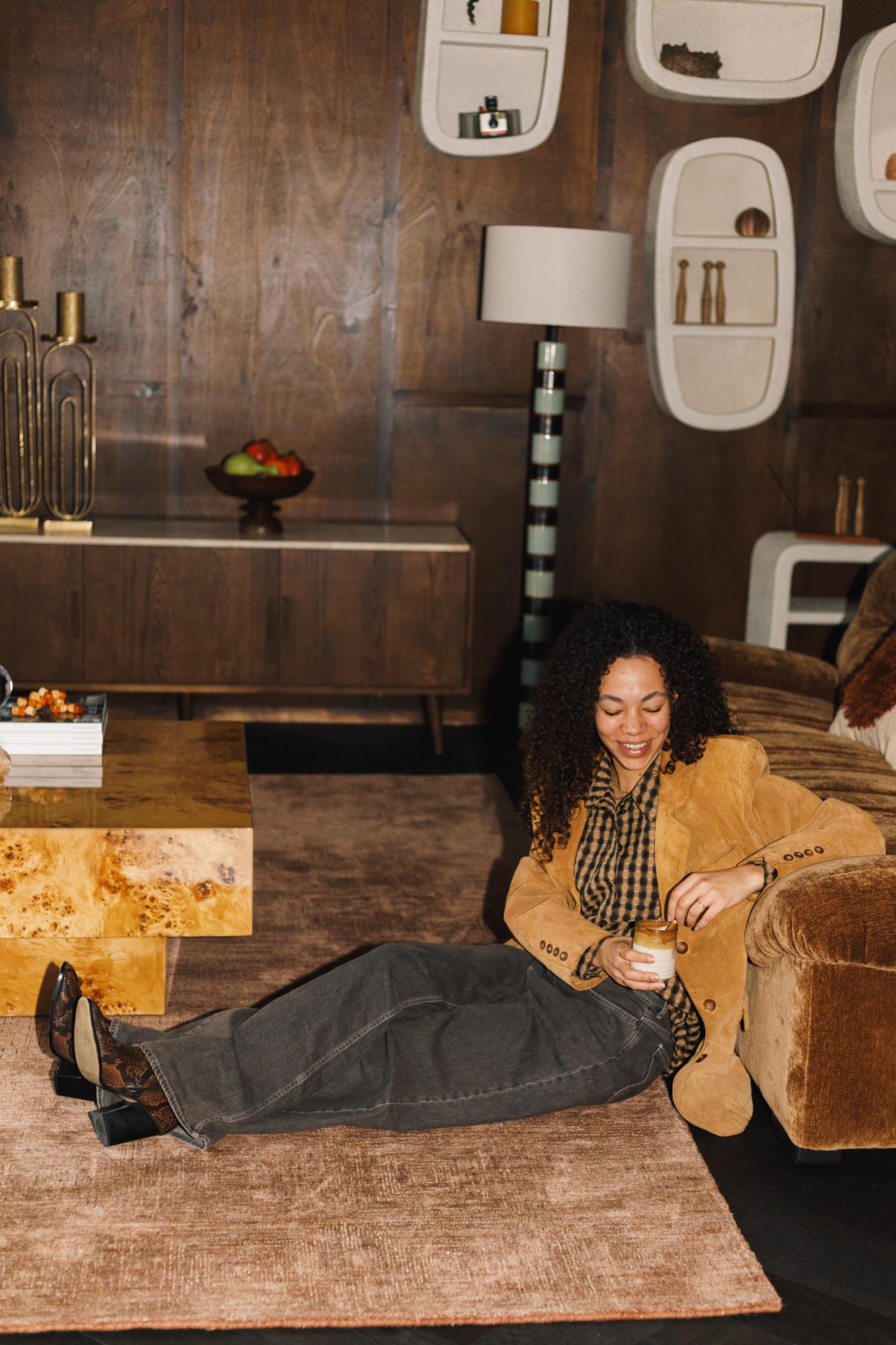 Das Sofa Douglas von Dutchbone kombiniert modernes Design mit Komfort, ideal für stilvolle und gemütliche Wohnräume.