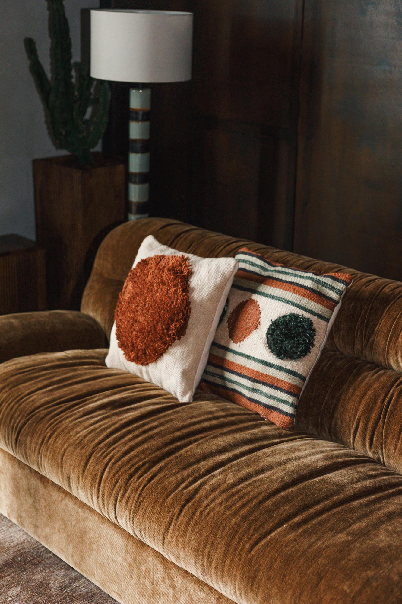 Das Sofa Douglas von Dutchbone kombiniert modernes Design mit Komfort, ideal für stilvolle und gemütliche Wohnräume.