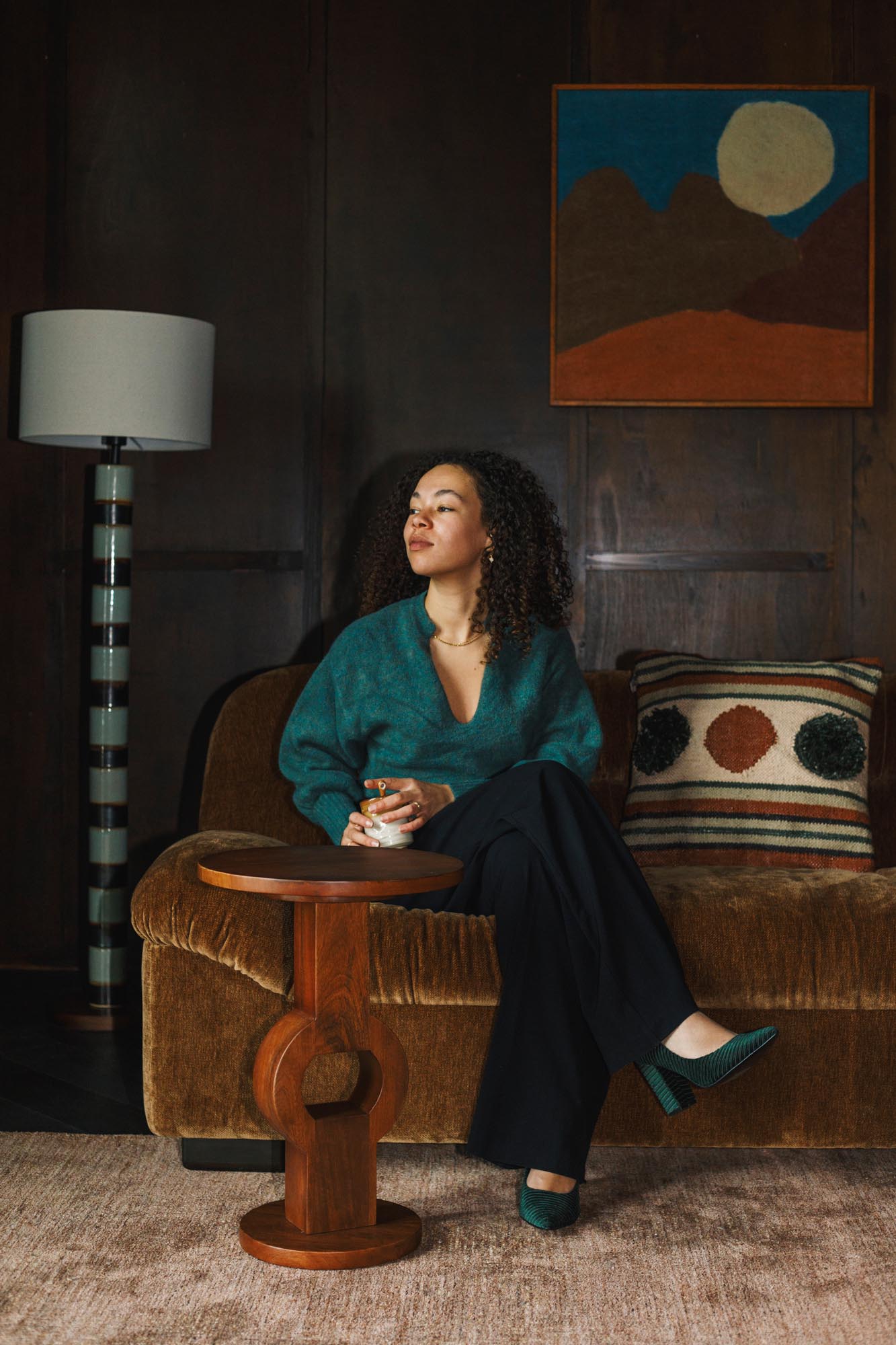 Das Sofa Douglas von Dutchbone bietet zeitlose Eleganz und Komfort, perfekt für moderne und gemütliche Wohnräume.