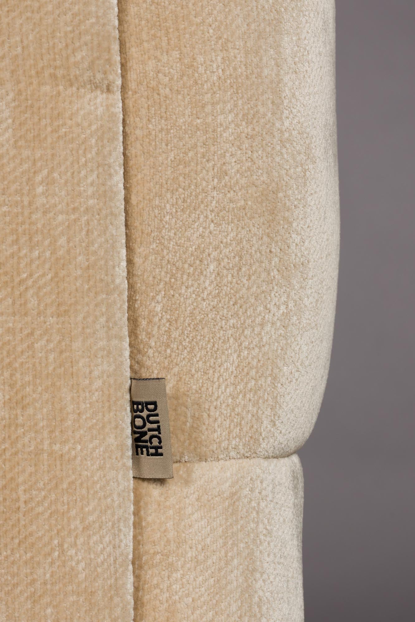 Das Sofa Douglas von Dutchbone vereint stilvolles Design mit Komfort, ideal für moderne Wohnräume.