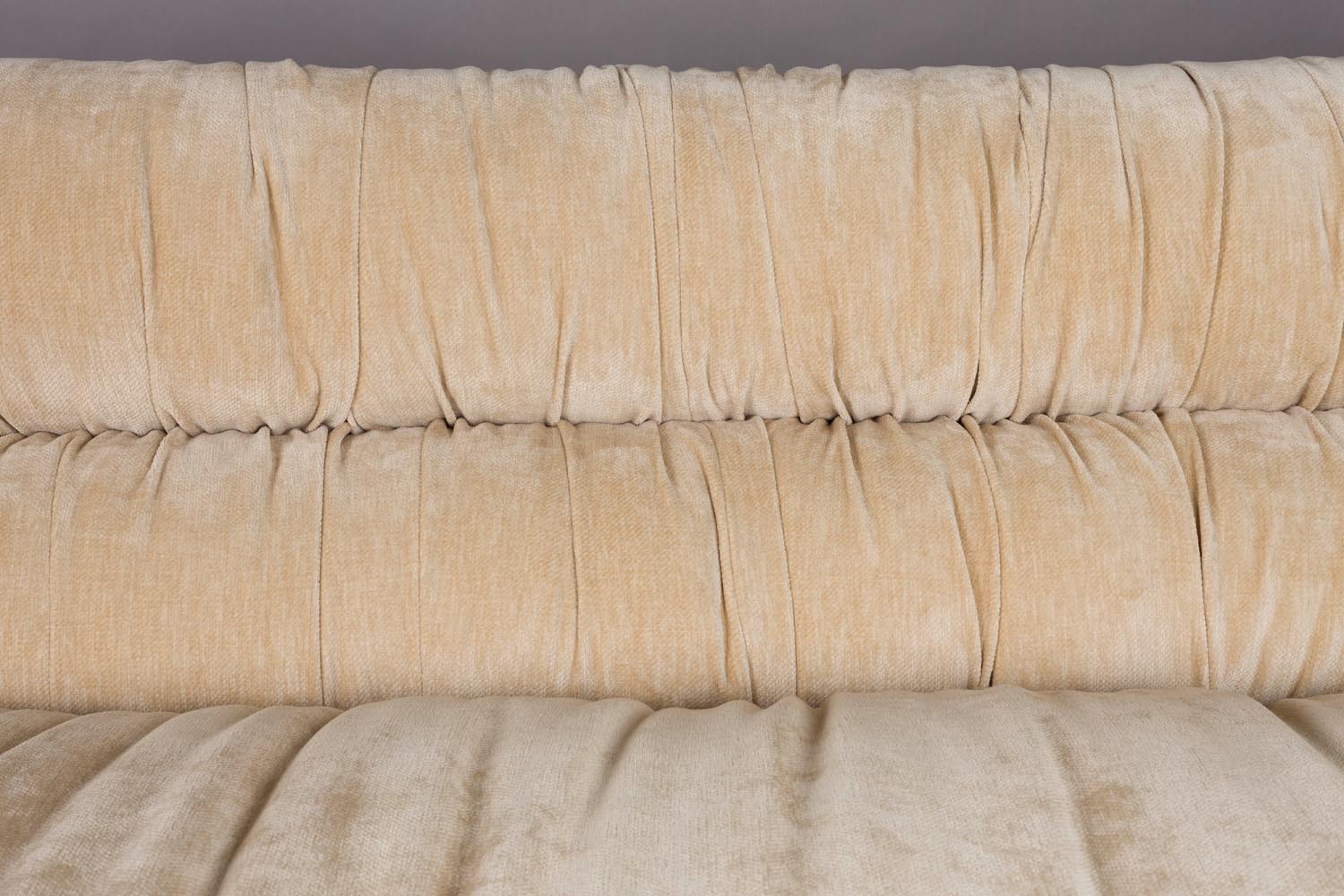 Das Sofa Douglas von Dutchbone kombiniert modernes Design mit Komfort, ideal für stilvolle und gemütliche Wohnräume.